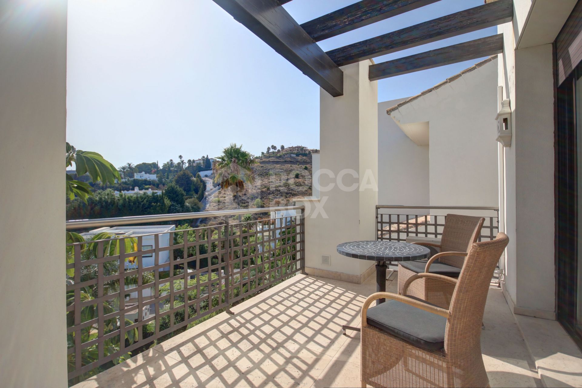 This stunning penthouse enjoys an excellent location within the exclusive community of El Mirador del Paraiso in Benahavis.