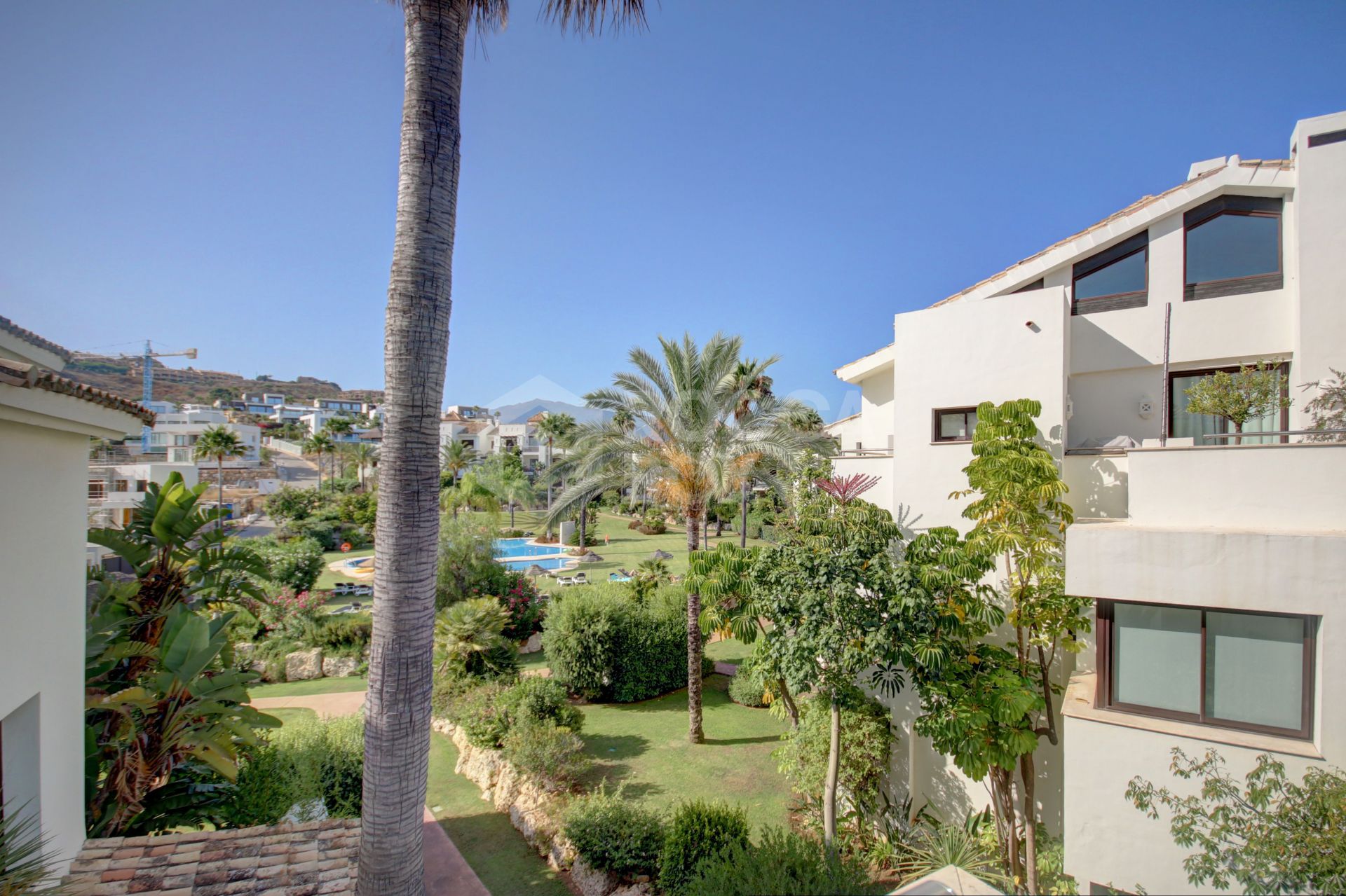 This stunning penthouse enjoys an excellent location within the exclusive community of El Mirador del Paraiso in Benahavis.