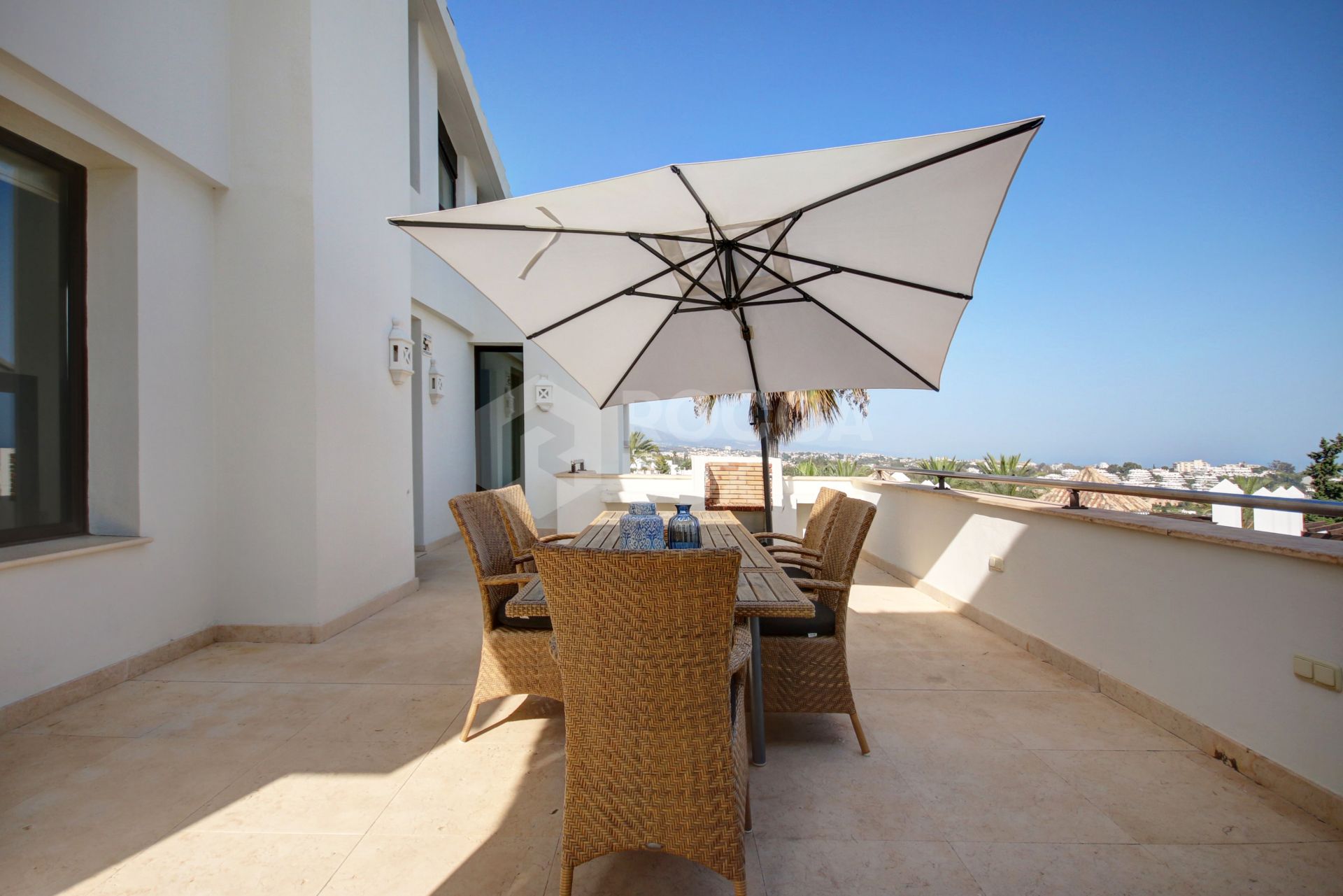 This stunning penthouse enjoys an excellent location within the exclusive community of El Mirador del Paraiso in Benahavis.