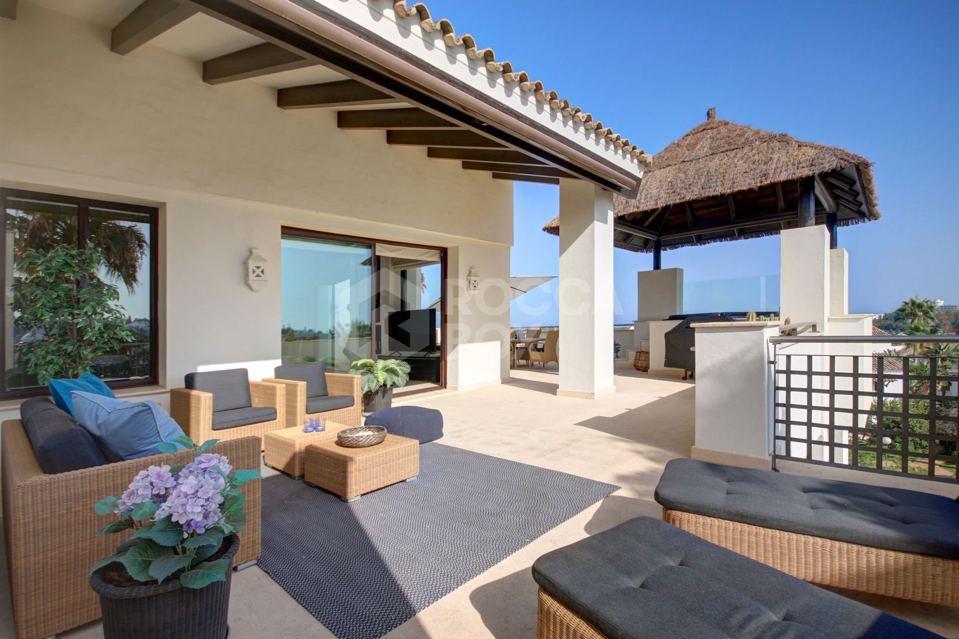 This stunning penthouse enjoys an excellent location within the exclusive community of El Mirador del Paraiso in Benahavis.