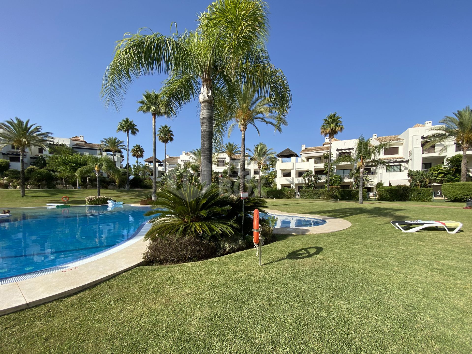 This stunning penthouse enjoys an excellent location within the exclusive community of El Mirador del Paraiso in Benahavis.