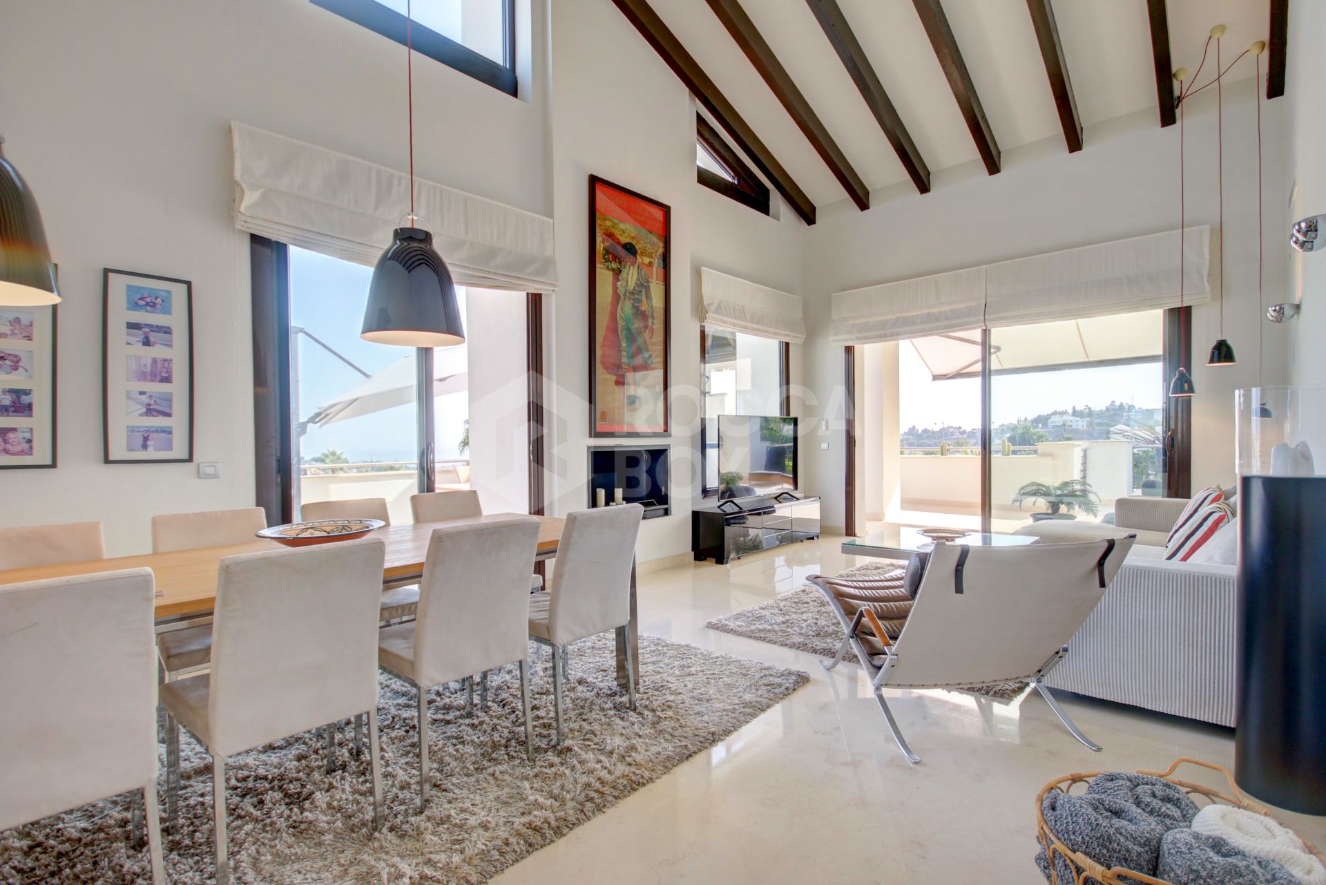 This stunning penthouse enjoys an excellent location within the exclusive community of El Mirador del Paraiso in Benahavis.