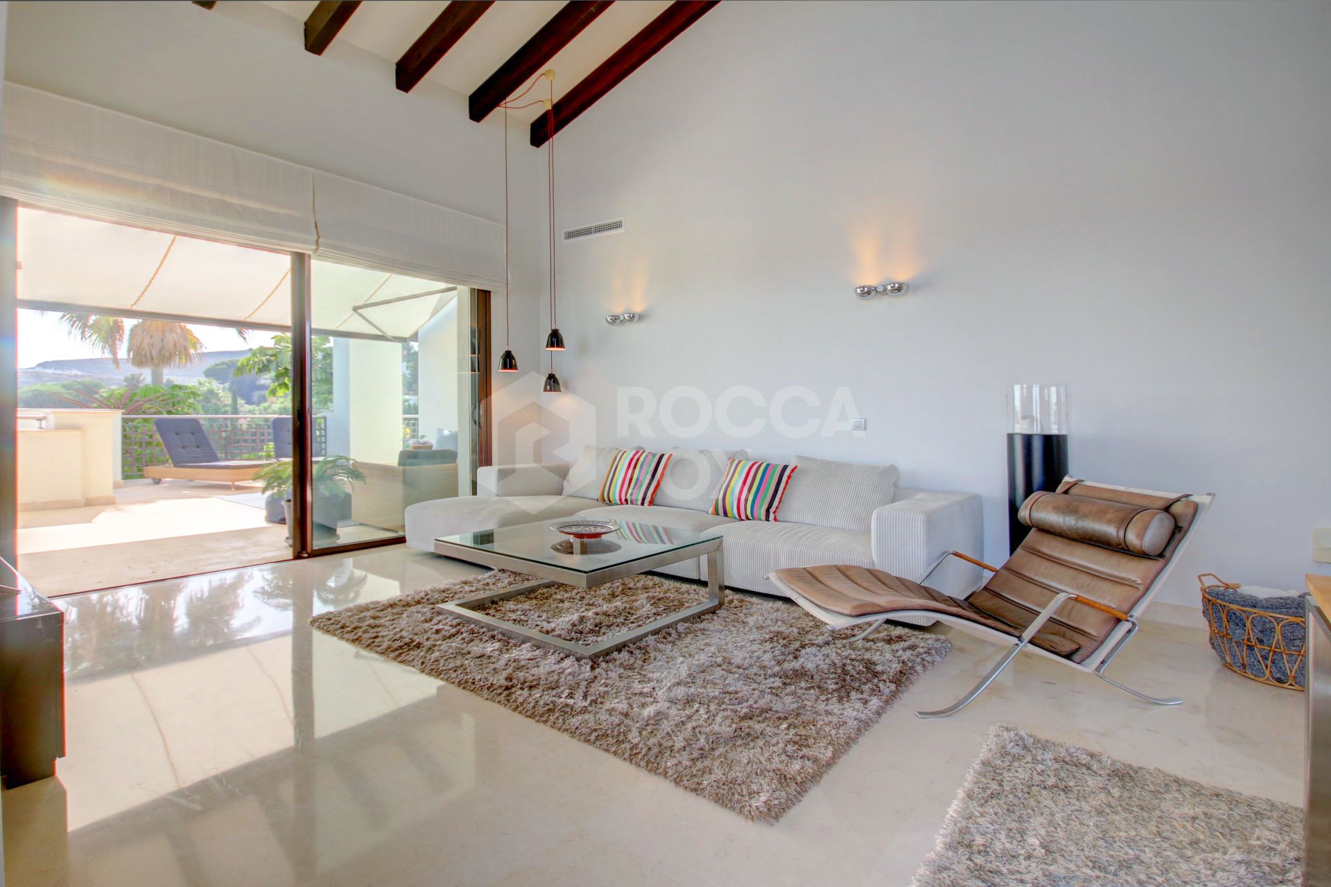 This stunning penthouse enjoys an excellent location within the exclusive community of El Mirador del Paraiso in Benahavis.