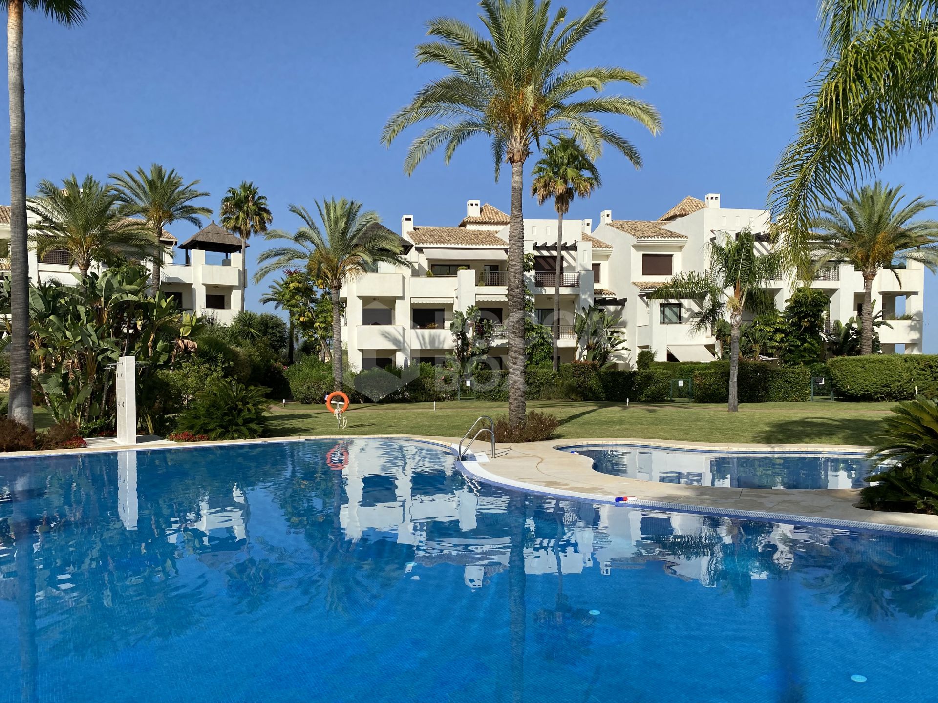 This stunning penthouse enjoys an excellent location within the exclusive community of El Mirador del Paraiso in Benahavis.