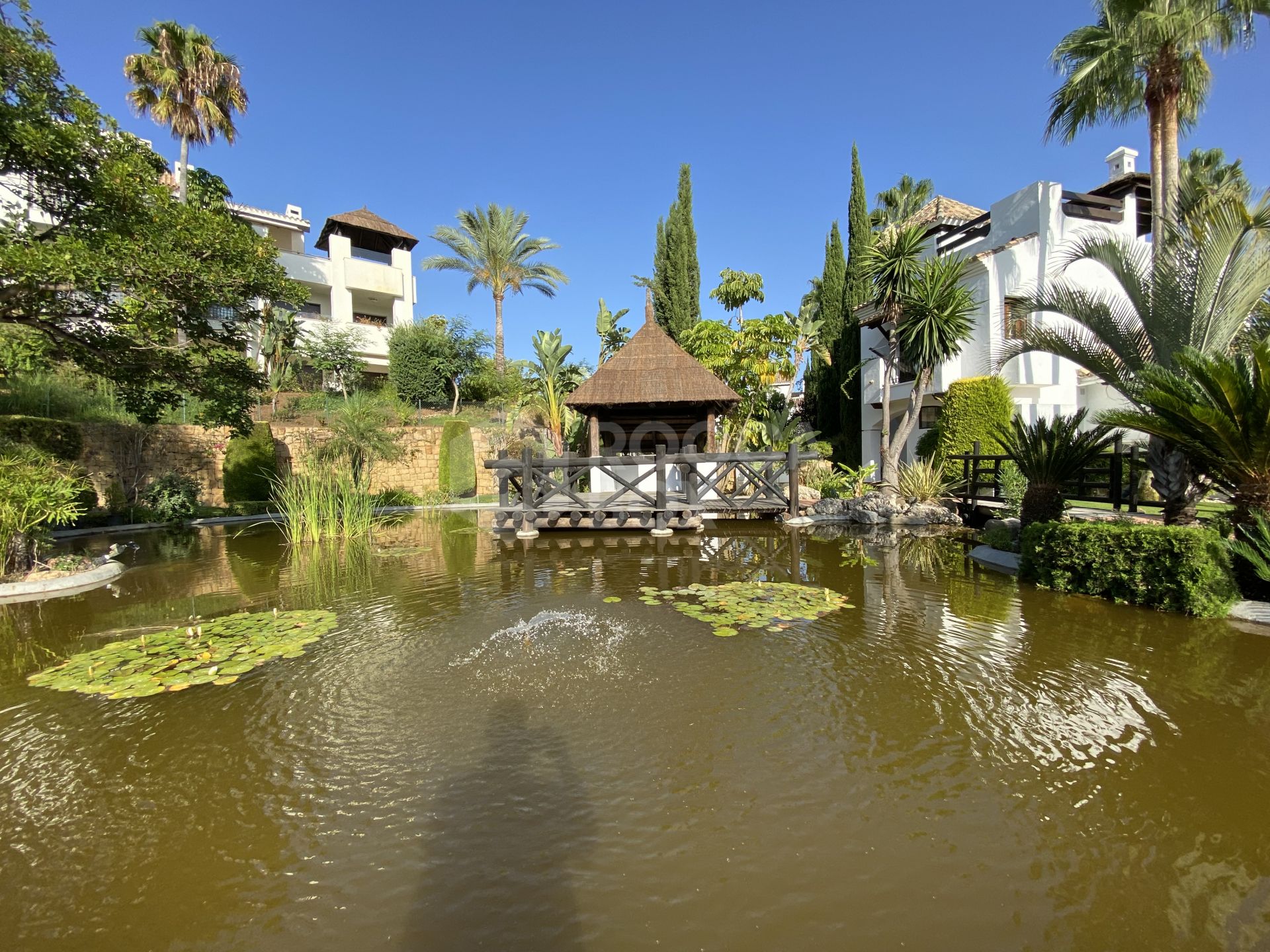 This stunning penthouse enjoys an excellent location within the exclusive community of El Mirador del Paraiso in Benahavis.