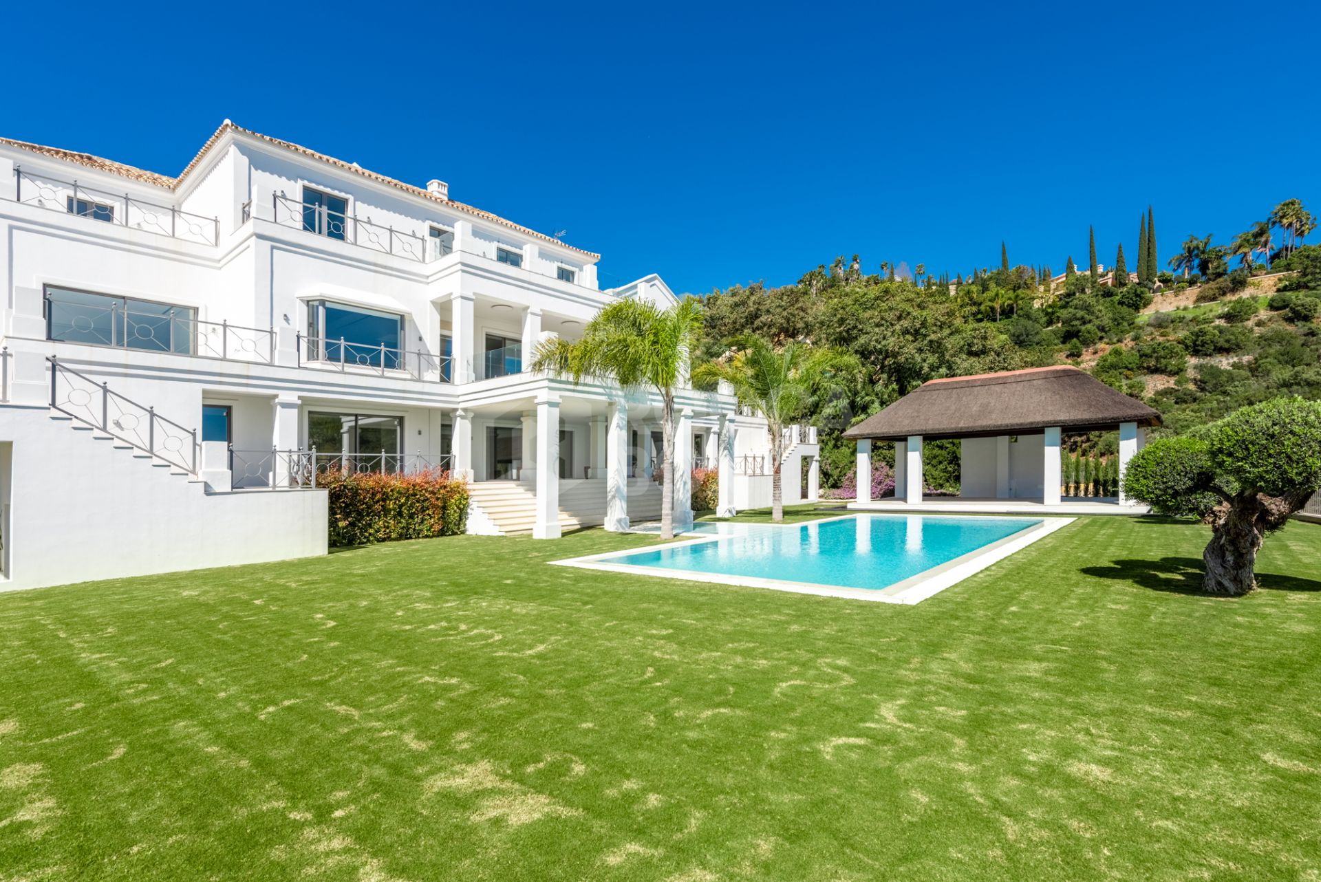 Spectacular luxury villa for sale in El Madroñal, Benahavis.