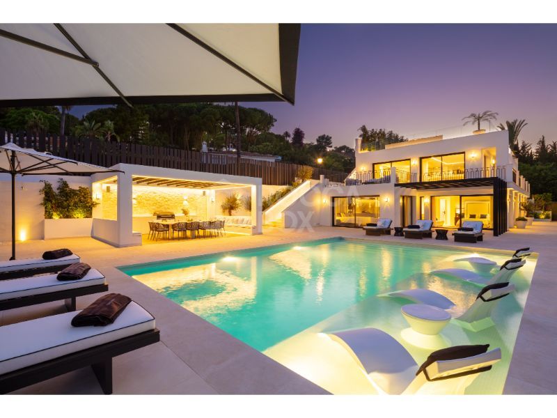 Luxurious Villa Surrounded by Golf Courses: A Haven of Outdoor Living and Modern Elegance
