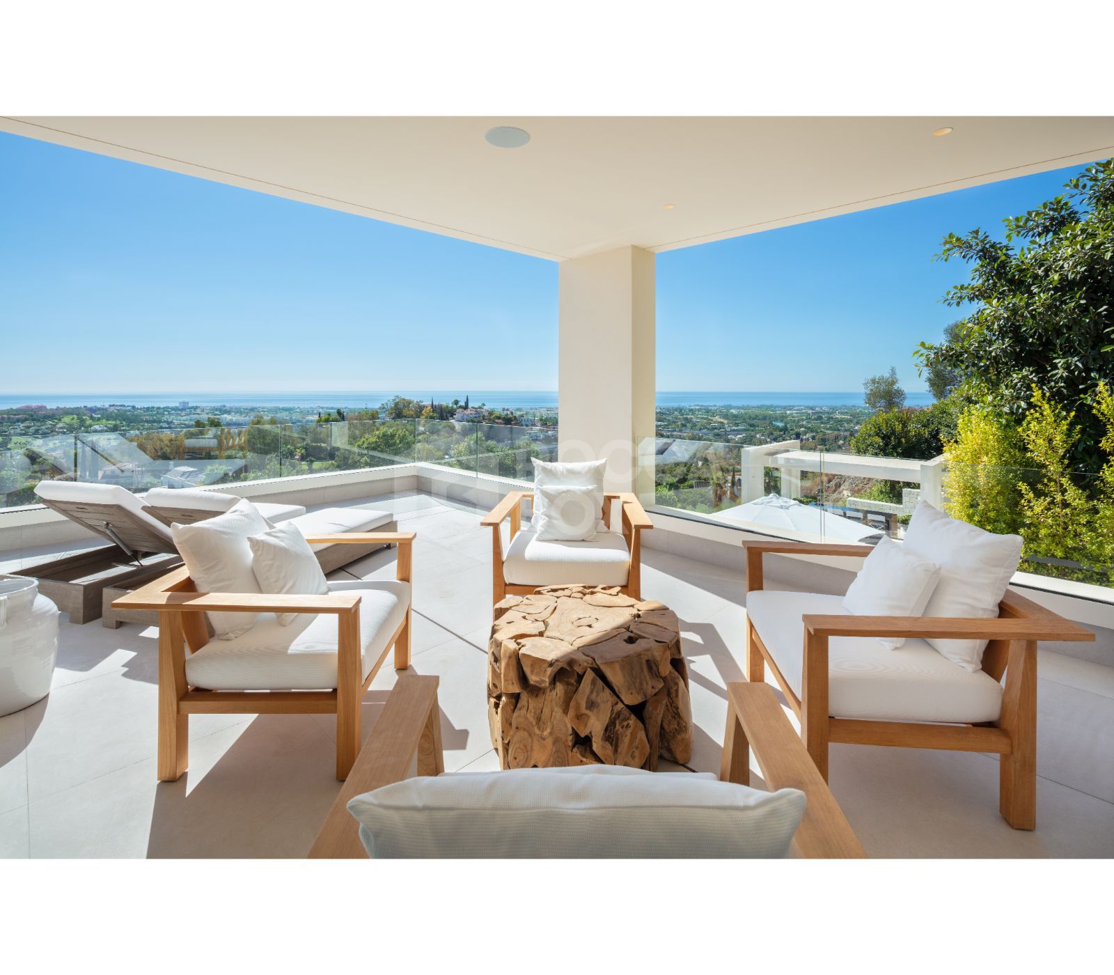 Bespoke and brand new contemporary home, situated in El Herrojo, within the La Quinta Golf & Country Club resort, offering maximum accommodation in a prime location.