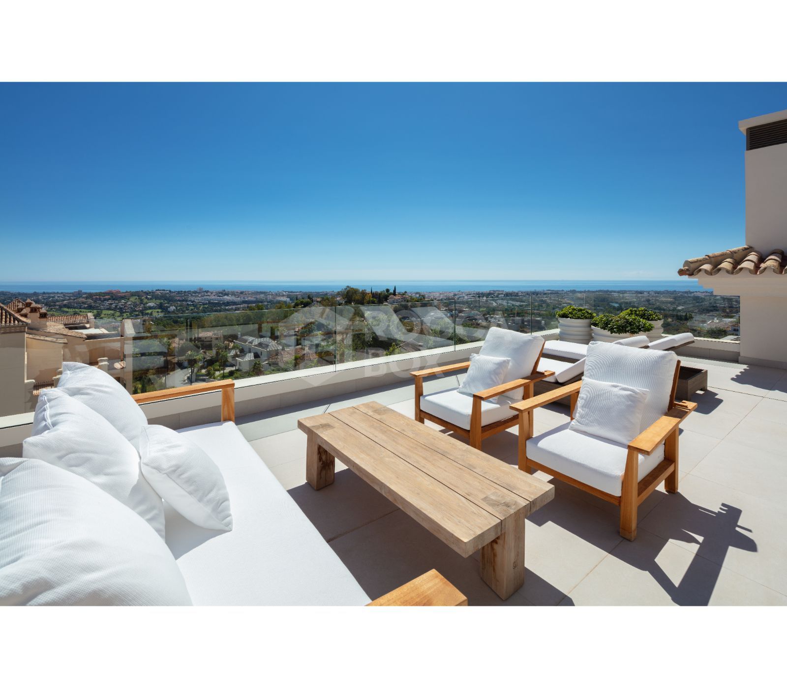 Bespoke and brand new contemporary home, situated in El Herrojo, within the La Quinta Golf & Country Club resort, offering maximum accommodation in a prime location.