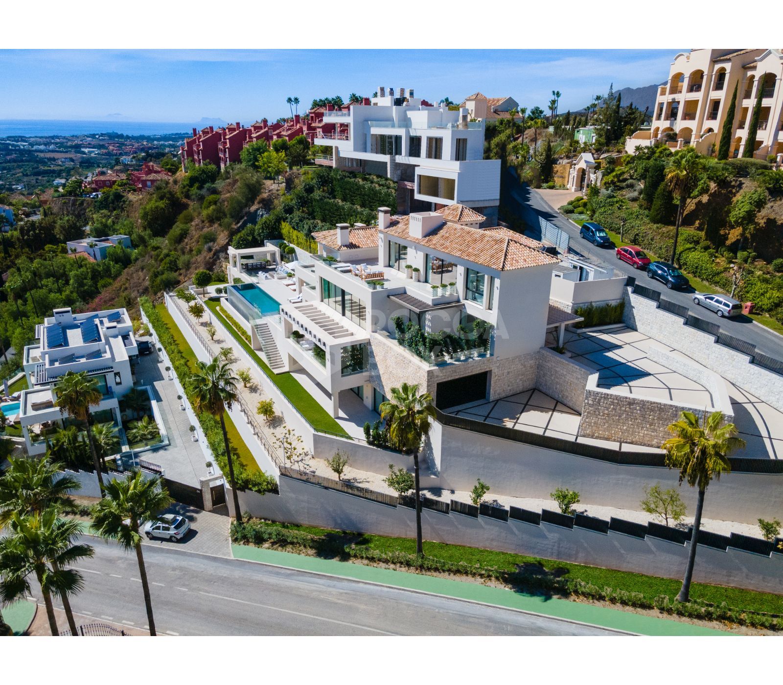 Bespoke and brand new contemporary home, situated in El Herrojo, within the La Quinta Golf & Country Club resort, offering maximum accommodation in a prime location.