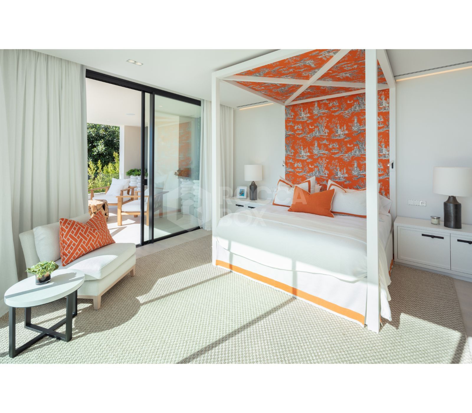 Bespoke and brand new contemporary home, situated in El Herrojo, within the La Quinta Golf & Country Club resort, offering maximum accommodation in a prime location.