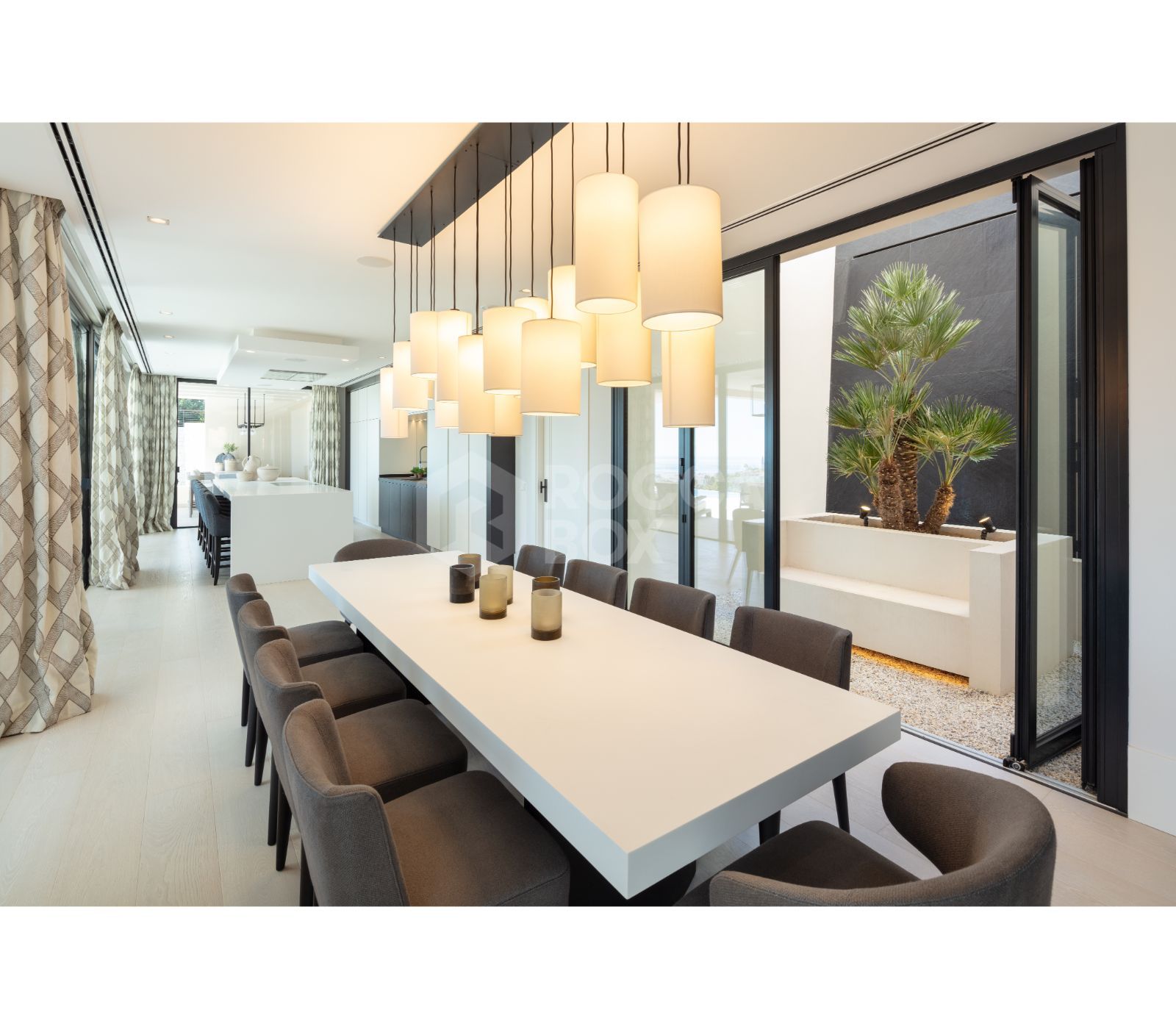 Bespoke and brand new contemporary home, situated in El Herrojo, within the La Quinta Golf & Country Club resort, offering maximum accommodation in a prime location.