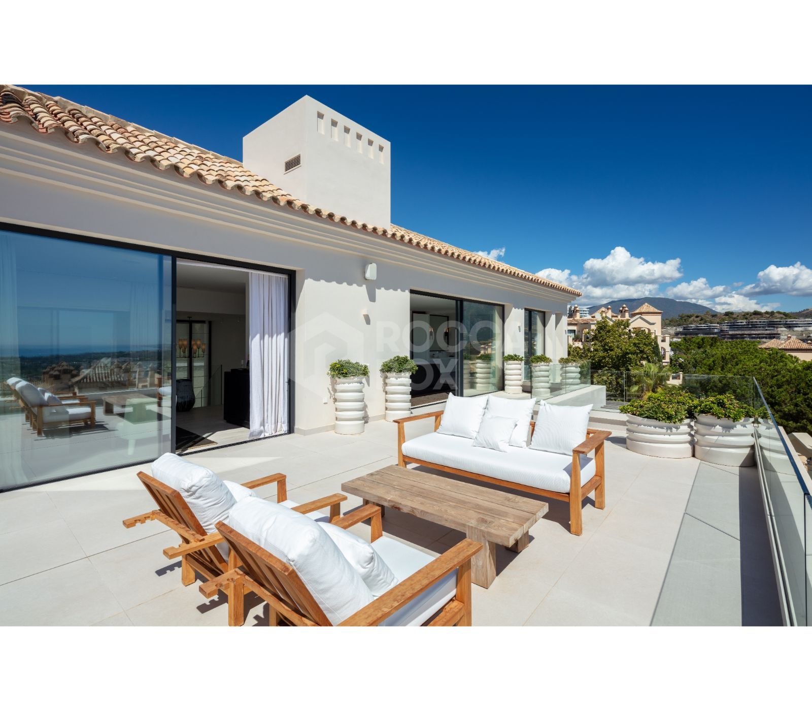 Bespoke and brand new contemporary home, situated in El Herrojo, within the La Quinta Golf & Country Club resort, offering maximum accommodation in a prime location.