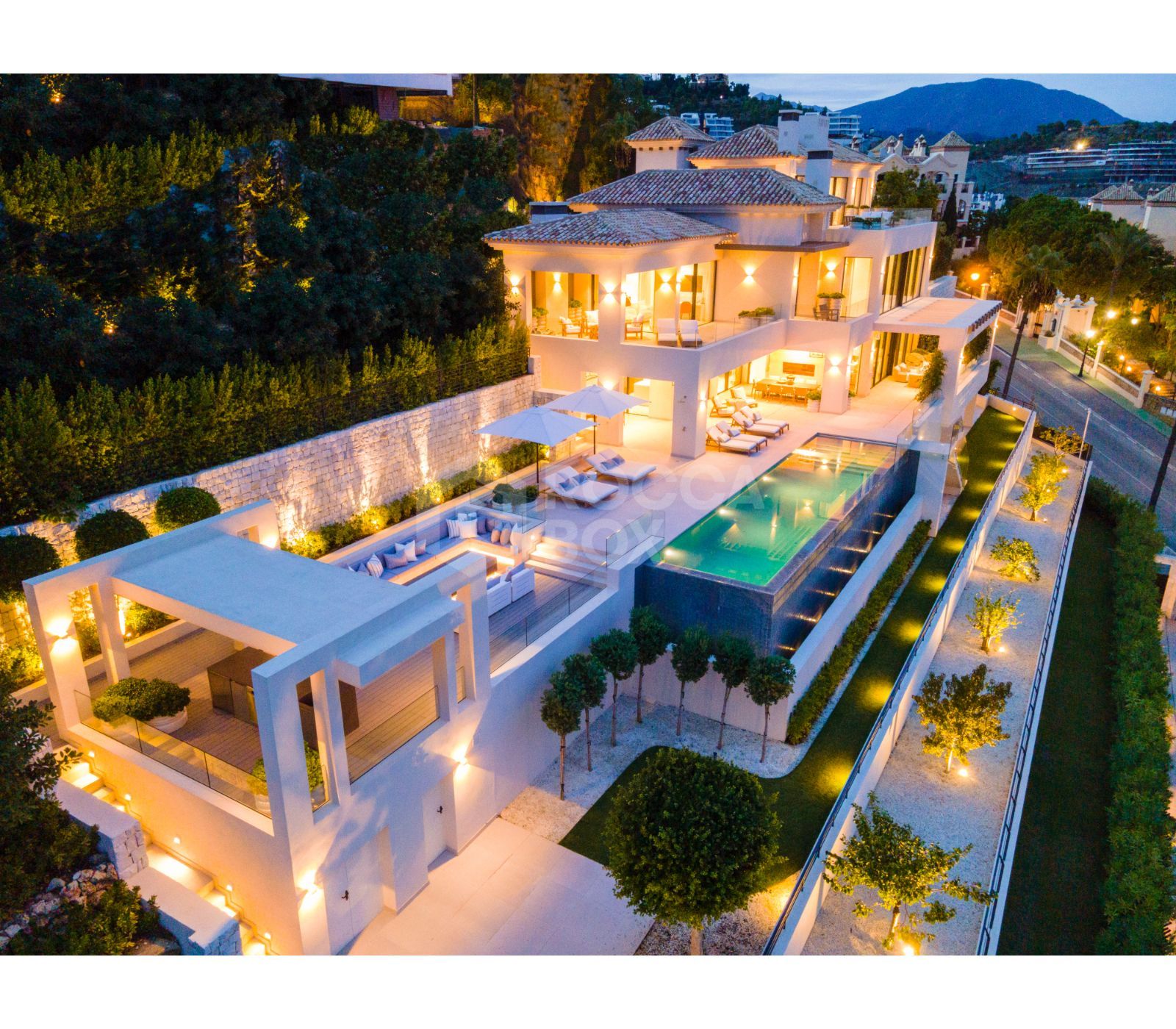 Bespoke and brand new contemporary home, situated in El Herrojo, within the La Quinta Golf & Country Club resort, offering maximum accommodation in a prime location.