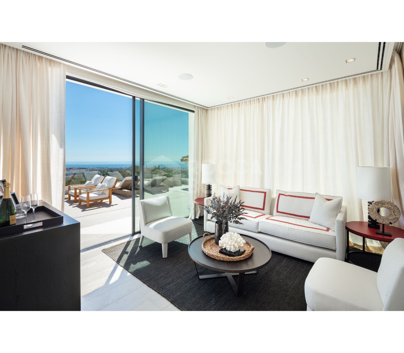 Bespoke and brand new contemporary home, situated in El Herrojo, within the La Quinta Golf & Country Club resort, offering maximum accommodation in a prime location.