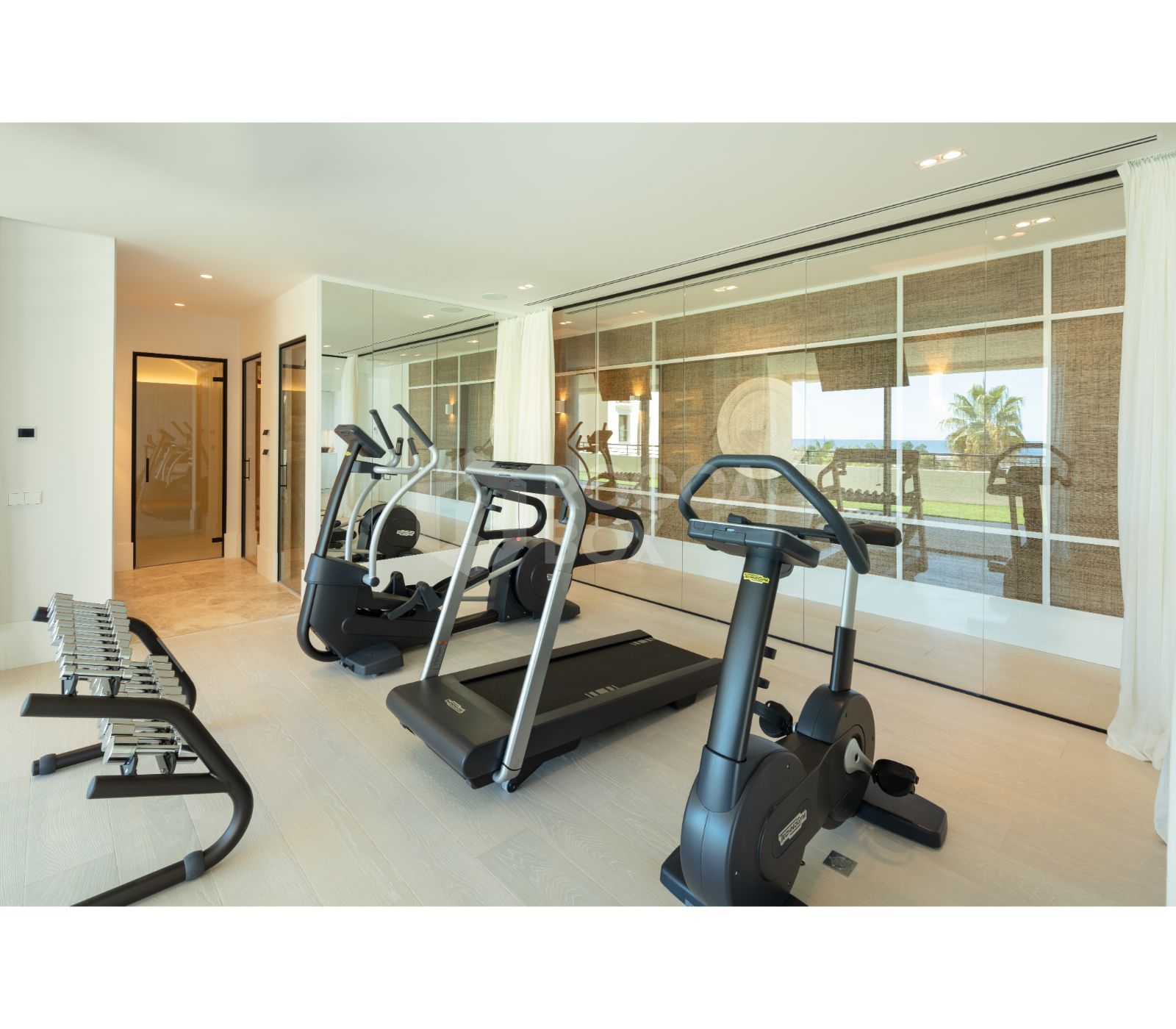 Bespoke and brand new contemporary home, situated in El Herrojo, within the La Quinta Golf & Country Club resort, offering maximum accommodation in a prime location.