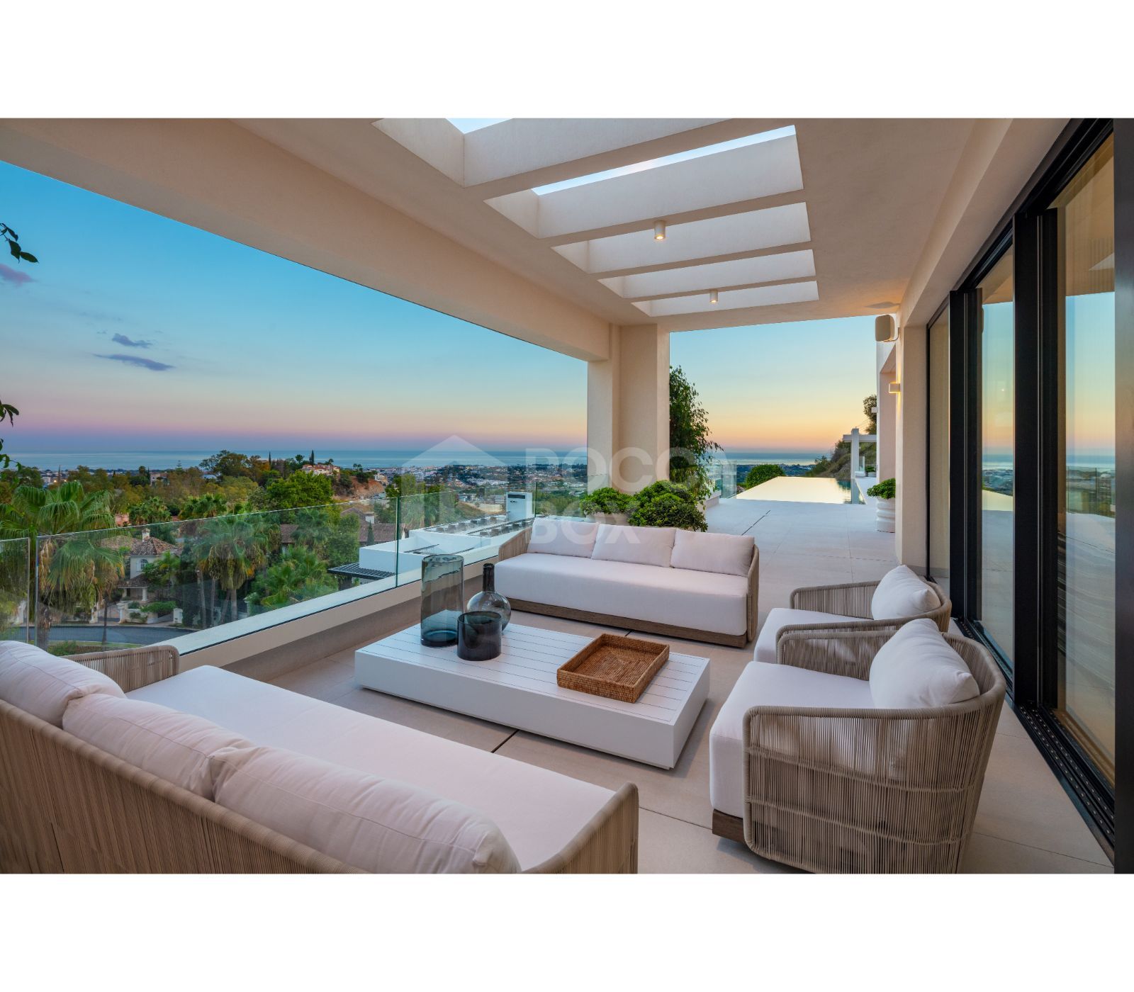 Bespoke and brand new contemporary home, situated in El Herrojo, within the La Quinta Golf & Country Club resort, offering maximum accommodation in a prime location.