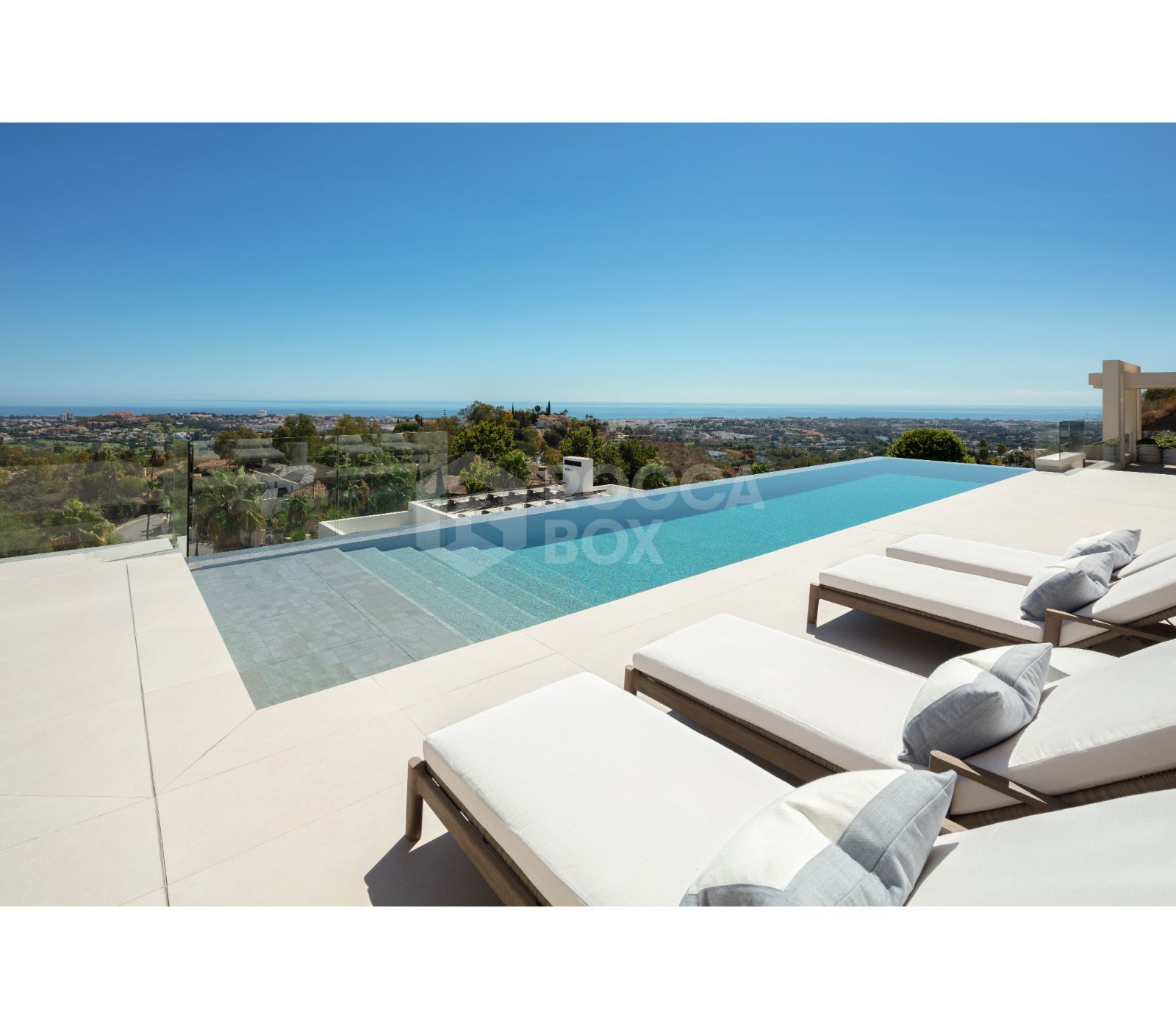 Bespoke and brand new contemporary home, situated in El Herrojo, within the La Quinta Golf & Country Club resort, offering maximum accommodation in a prime location.