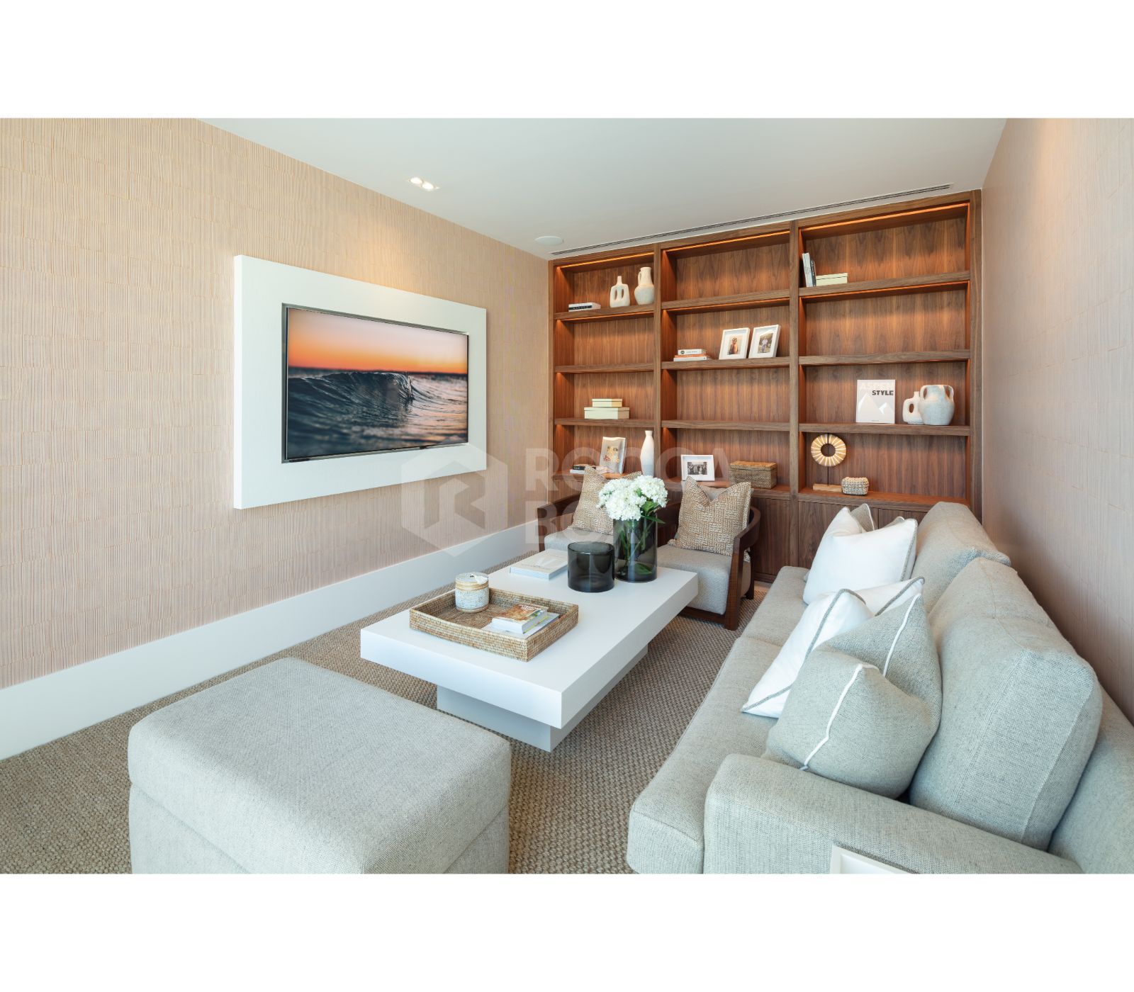 Bespoke and brand new contemporary home, situated in El Herrojo, within the La Quinta Golf & Country Club resort, offering maximum accommodation in a prime location.