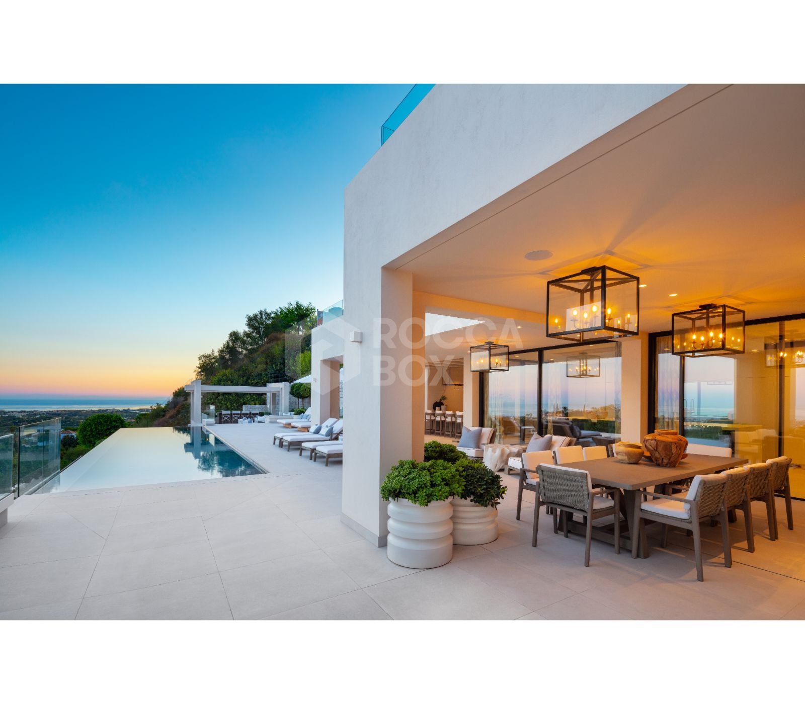 Bespoke and brand new contemporary home, situated in El Herrojo, within the La Quinta Golf & Country Club resort, offering maximum accommodation in a prime location.