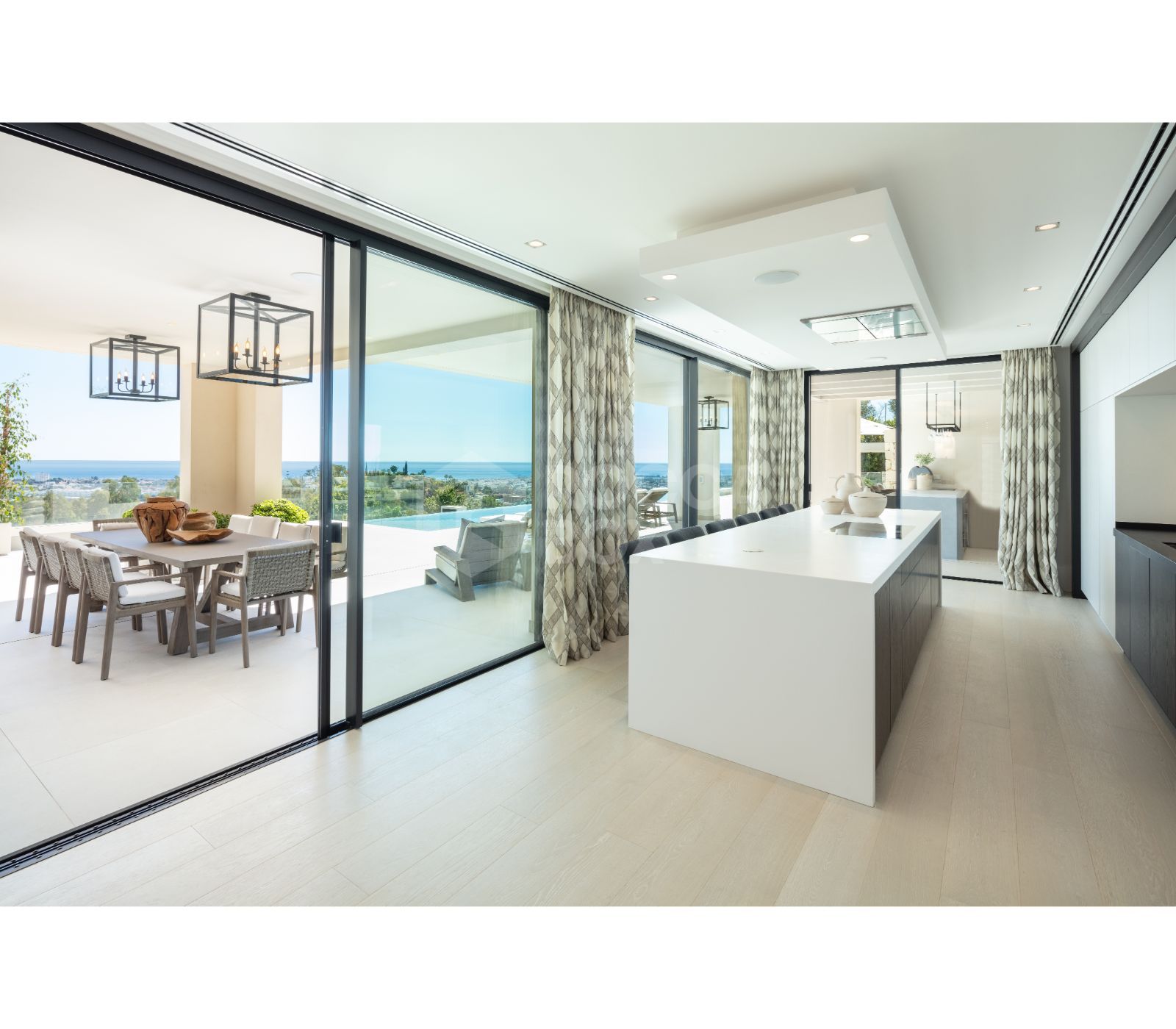 Bespoke and brand new contemporary home, situated in El Herrojo, within the La Quinta Golf & Country Club resort, offering maximum accommodation in a prime location.