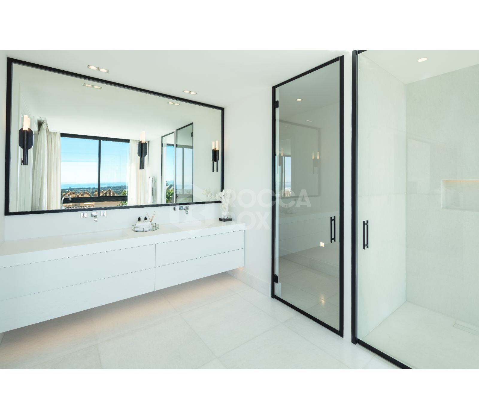 Bespoke and brand new contemporary home, situated in El Herrojo, within the La Quinta Golf & Country Club resort, offering maximum accommodation in a prime location.