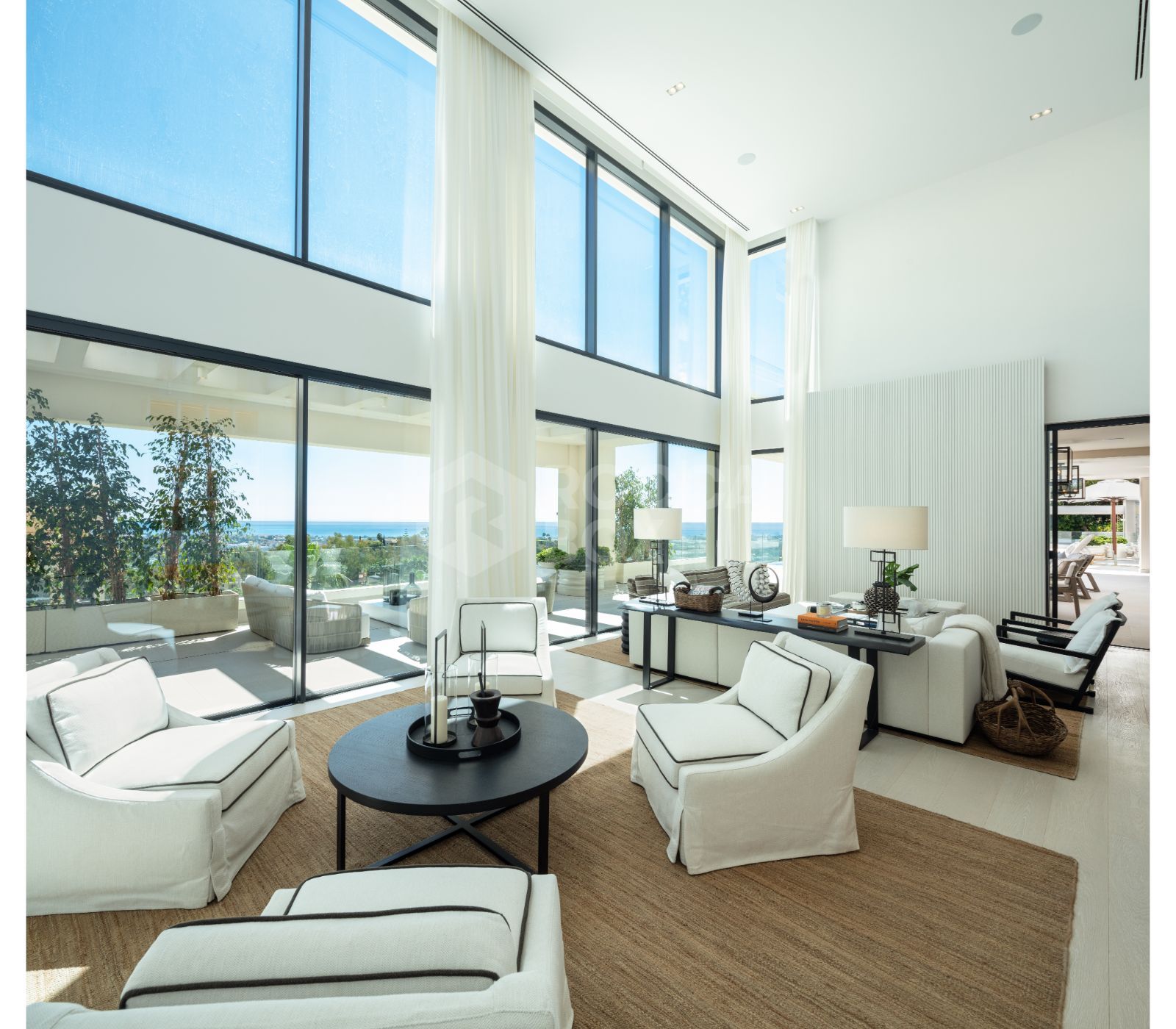 Bespoke and brand new contemporary home, situated in El Herrojo, within the La Quinta Golf & Country Club resort, offering maximum accommodation in a prime location.