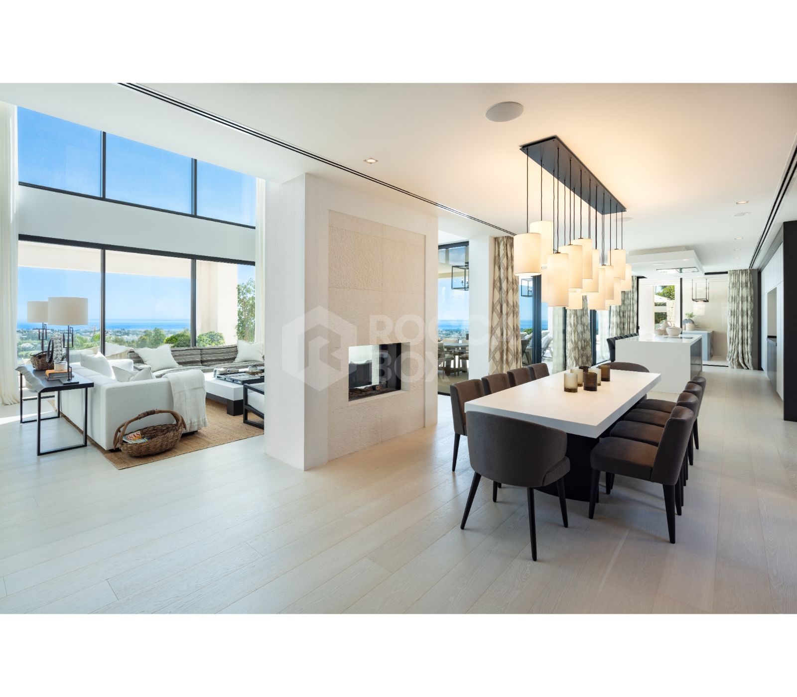 Bespoke and brand new contemporary home, situated in El Herrojo, within the La Quinta Golf & Country Club resort, offering maximum accommodation in a prime location.