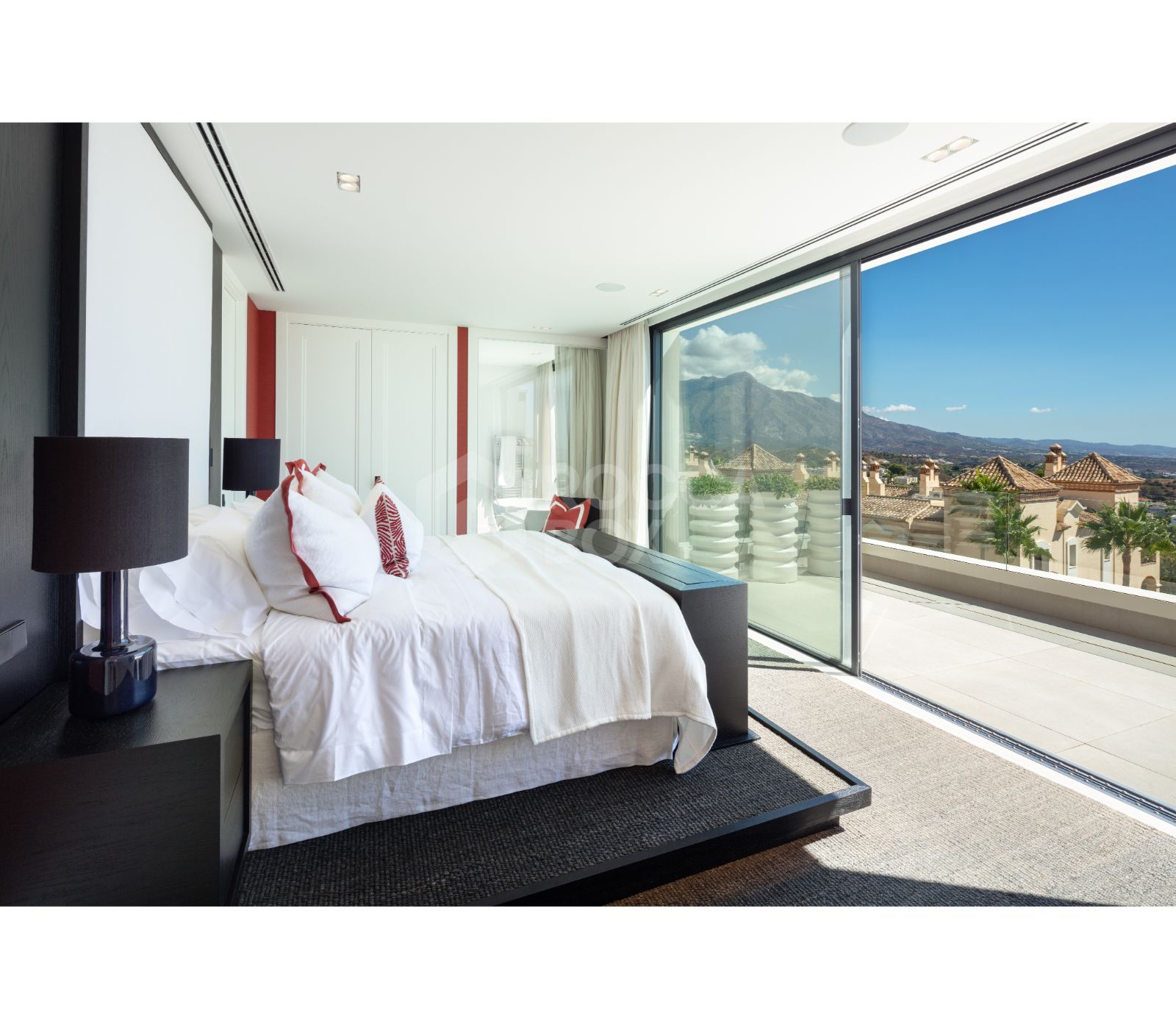 Bespoke and brand new contemporary home, situated in El Herrojo, within the La Quinta Golf & Country Club resort, offering maximum accommodation in a prime location.