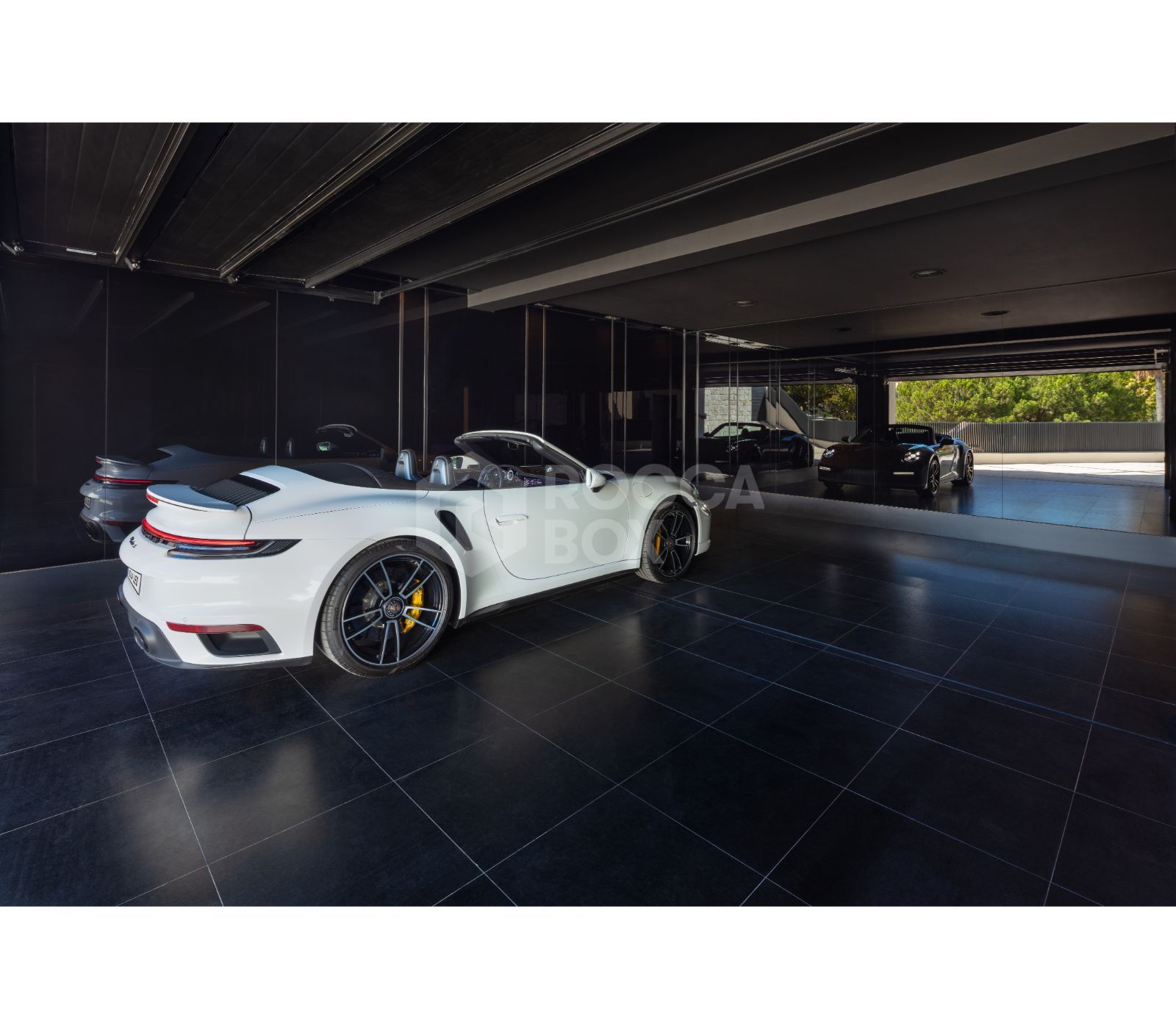 Bespoke and brand new contemporary home, situated in El Herrojo, within the La Quinta Golf & Country Club resort, offering maximum accommodation in a prime location.