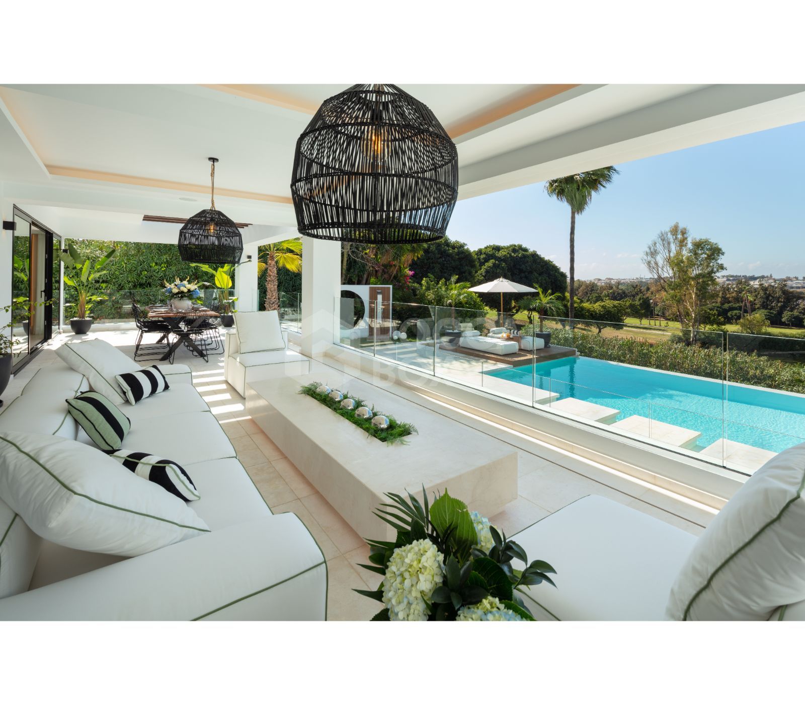 Tailored and bespoke luxury villa nestled in the heart of the Nueva Andalucía Golf Valley.