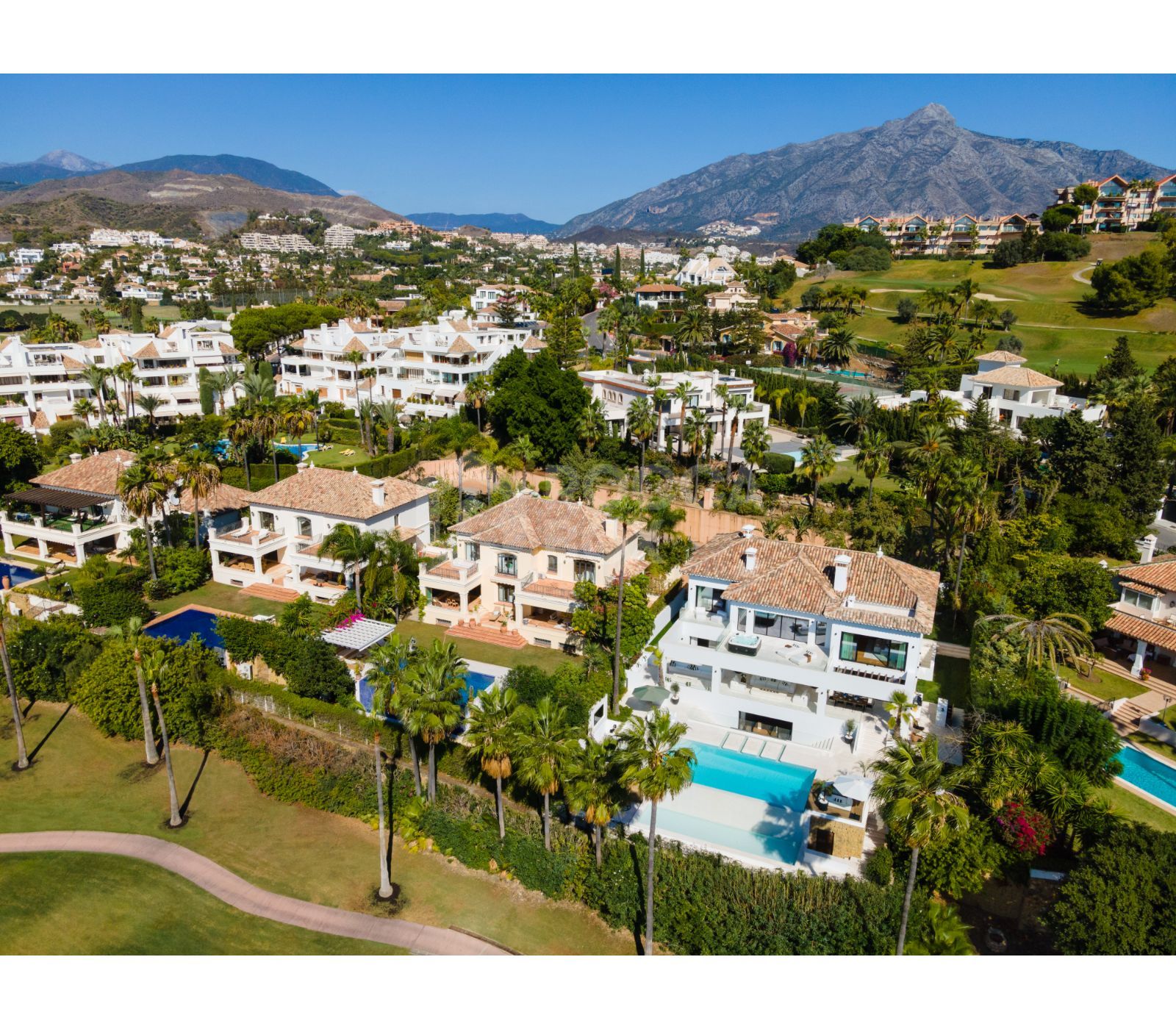 Tailored and bespoke luxury villa nestled in the heart of the Nueva Andalucía Golf Valley.