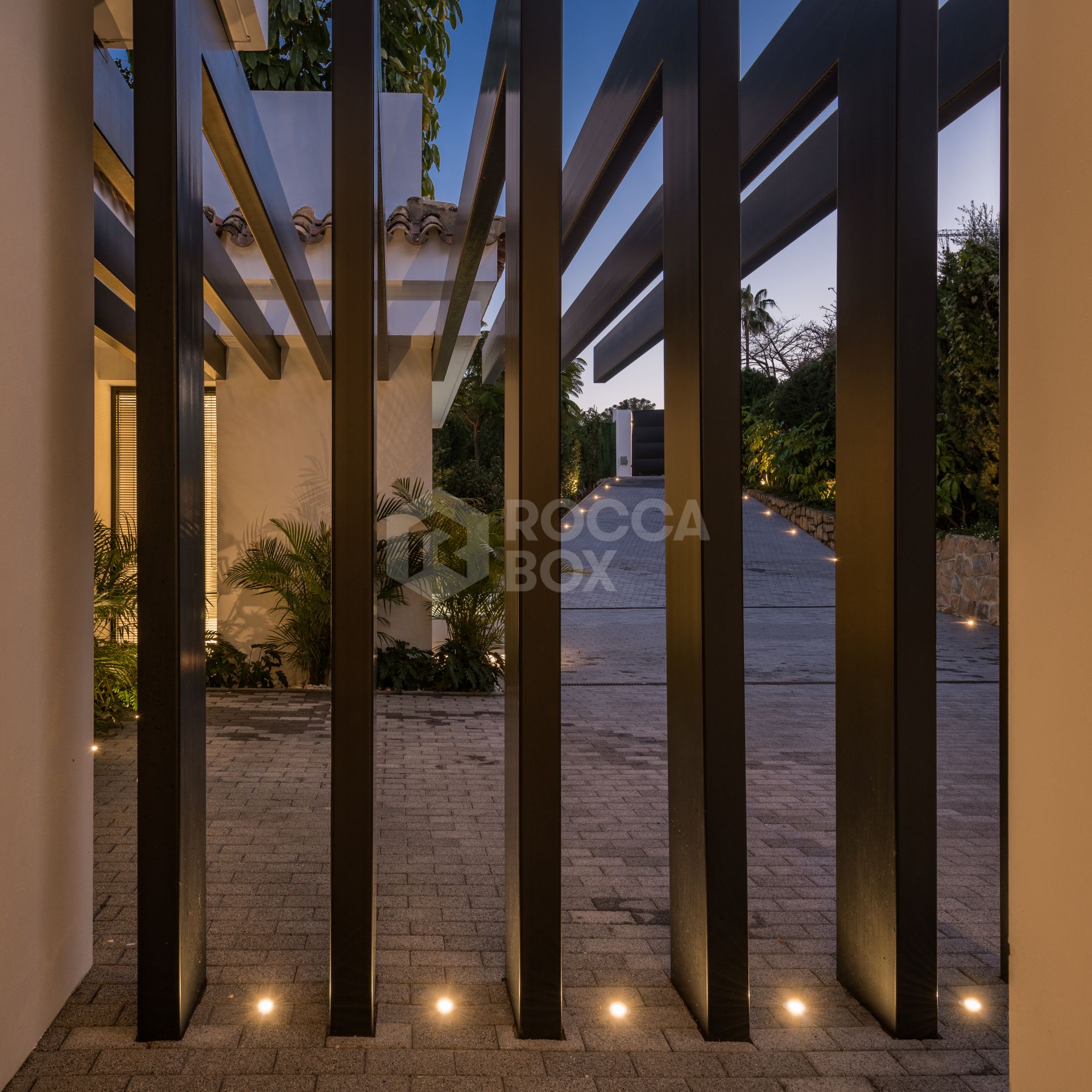 A World Of Luxury Elegance & Prestige. A Modern 4 Bed Villa in Nueva Andalucia, Marbella