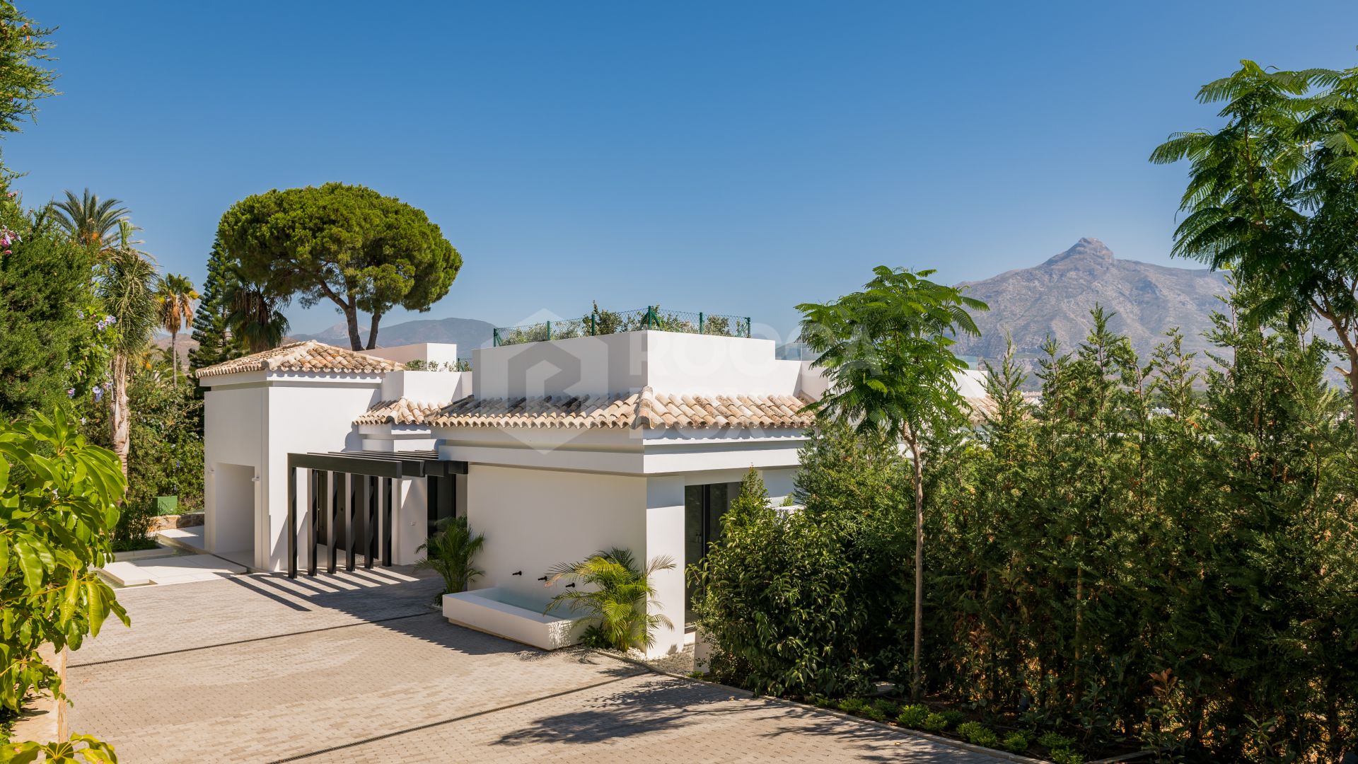 A World Of Luxury Elegance & Prestige. A Modern 4 Bed Villa in Nueva Andalucia, Marbella