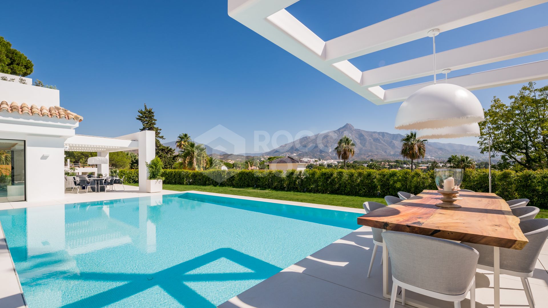 A World Of Luxury Elegance & Prestige. A Modern 4 Bed Villa in Nueva Andalucia, Marbella