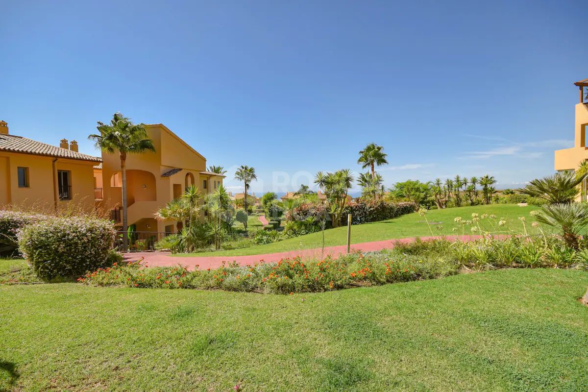 2 bed apartment in the urbanization Hacienda Cifuentes,