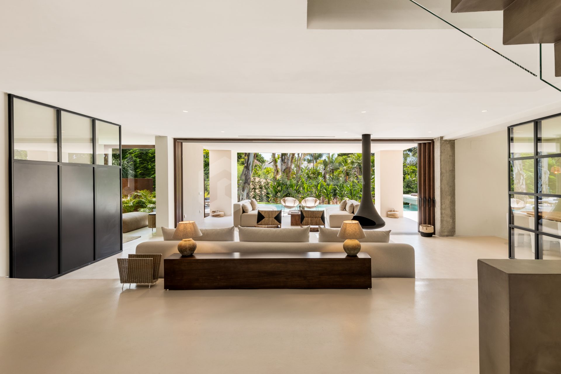 PRIME LOCATION 5 Bedroom Villa In Los Monteros, Marbella