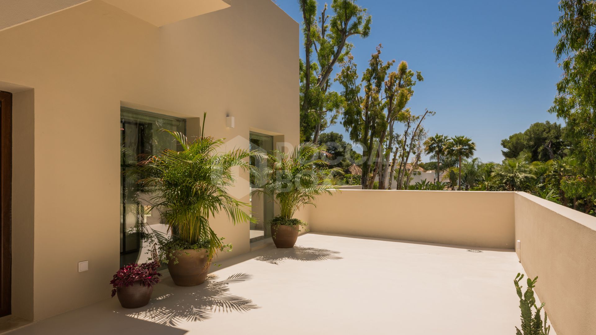 PRIME LOCATION 5 Bedroom Villa In Los Monteros, Marbella