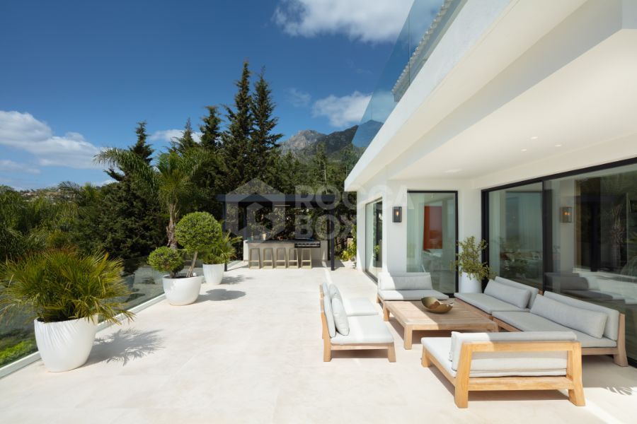 Exquisite Marbella Villa With Panoramic Sea Views