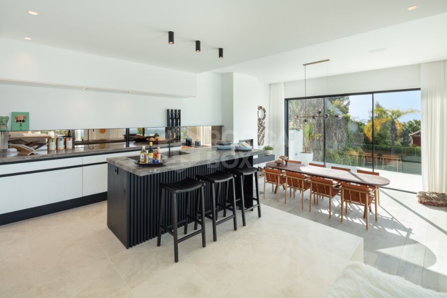Exquisite Marbella Villa With Panoramic Sea Views