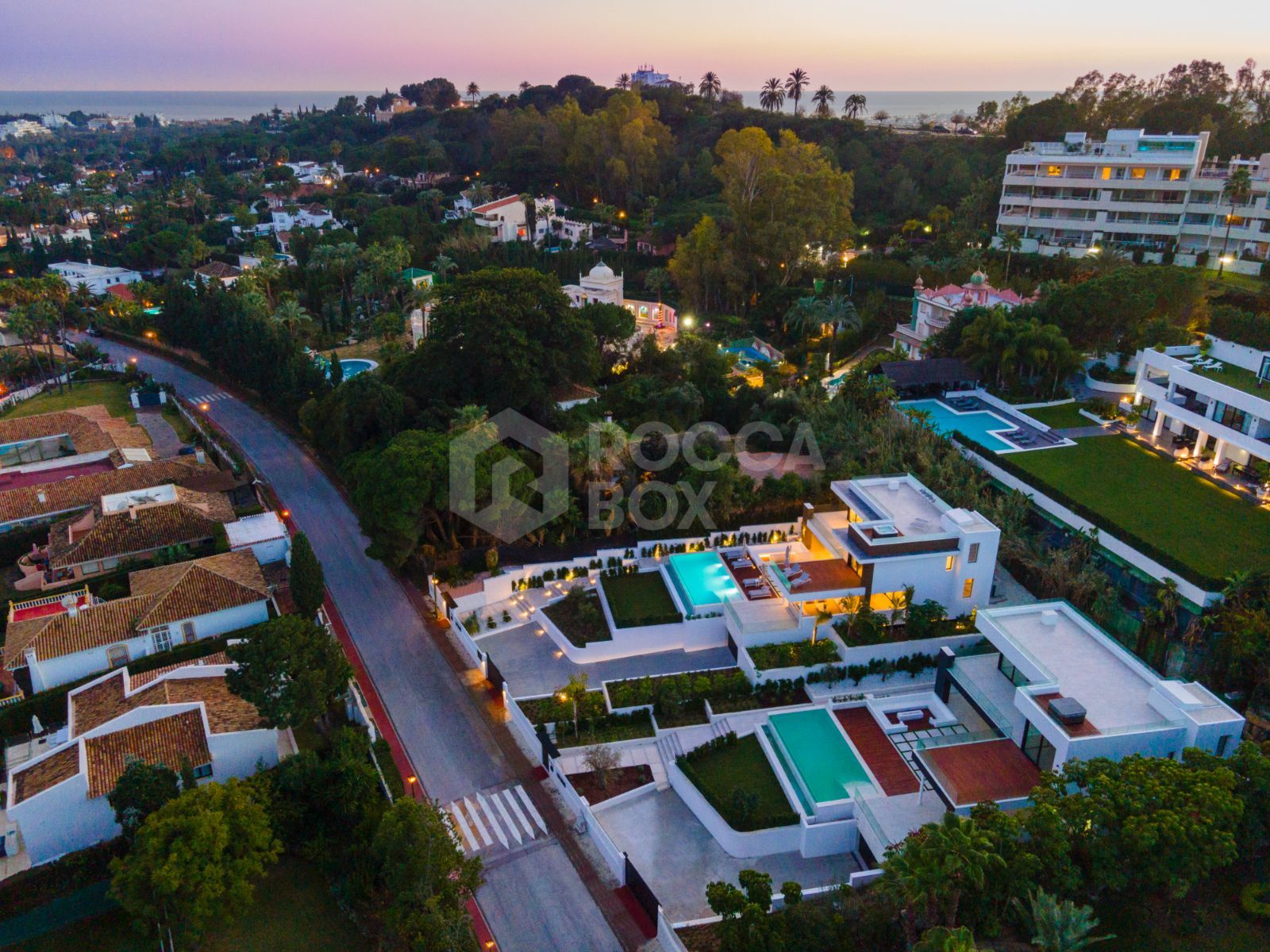 Luxurious LA style home located in the heart of Nueva Andalucia, with outstanding views over the Golf Valley towards La Concha mountain.