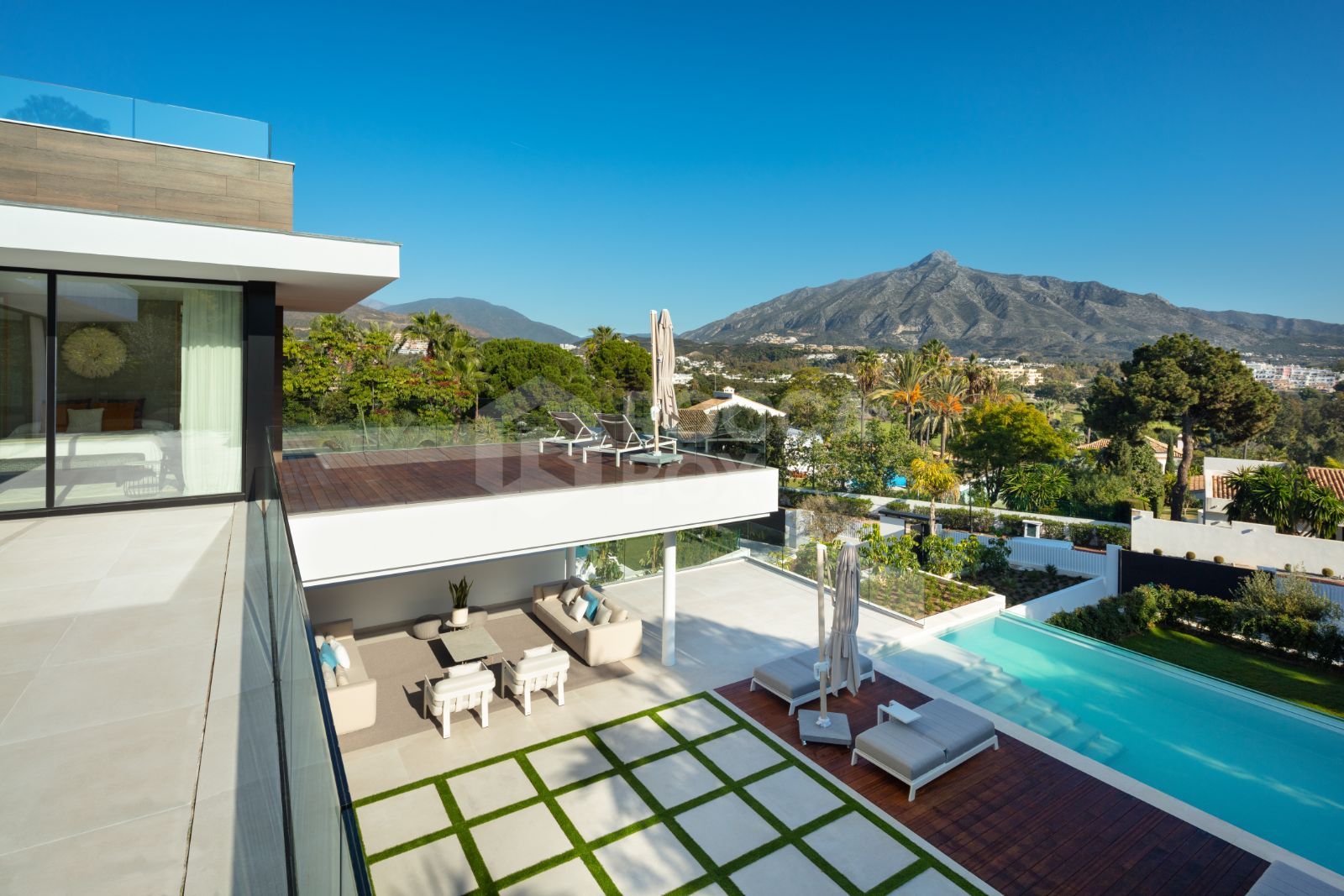 Luxurious LA style home located in the heart of Nueva Andalucia, with outstanding views over the Golf Valley towards La Concha mountain.