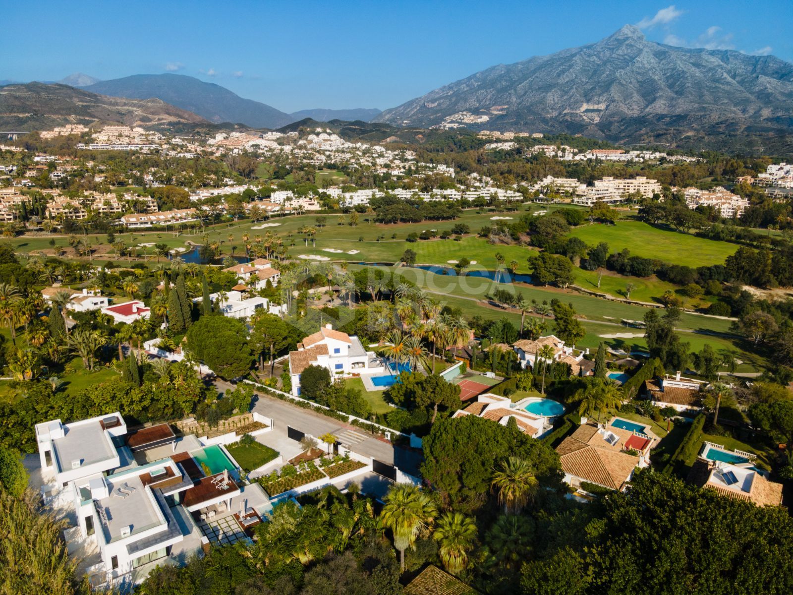 Luxurious LA style home located in the heart of Nueva Andalucia, with outstanding views over the Golf Valley towards La Concha mountain.