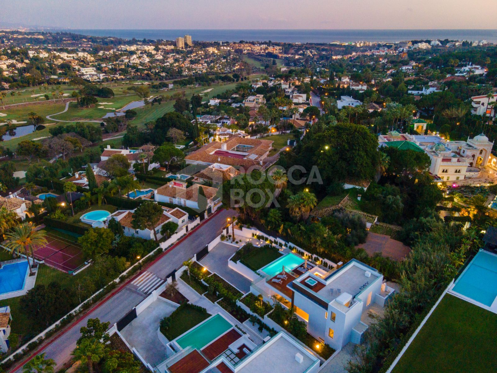 Luxurious LA style home located in the heart of Nueva Andalucia, with outstanding views over the Golf Valley towards La Concha mountain.