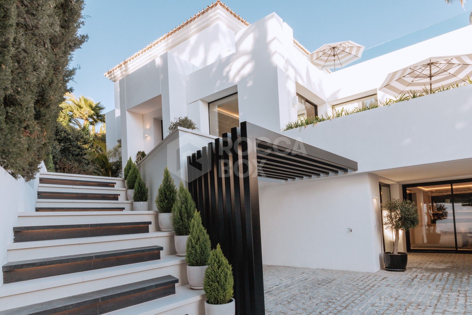 SPECTACULAR VILLA IN A PRIVILEDGED GOLF AREA IN NUEVA ANDALUCIA