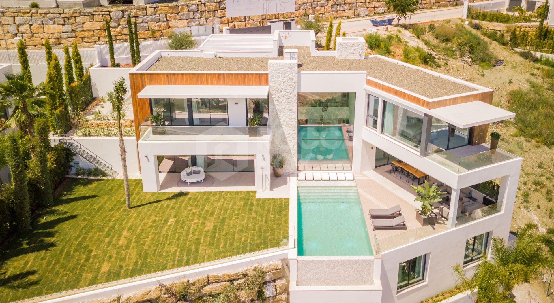 A SPECTACULAR 6 BEDROOM CONTEMPORARY VILLA WITH AMAZING VIEWS OF THE GOLF AND MEDITERRANEAN.