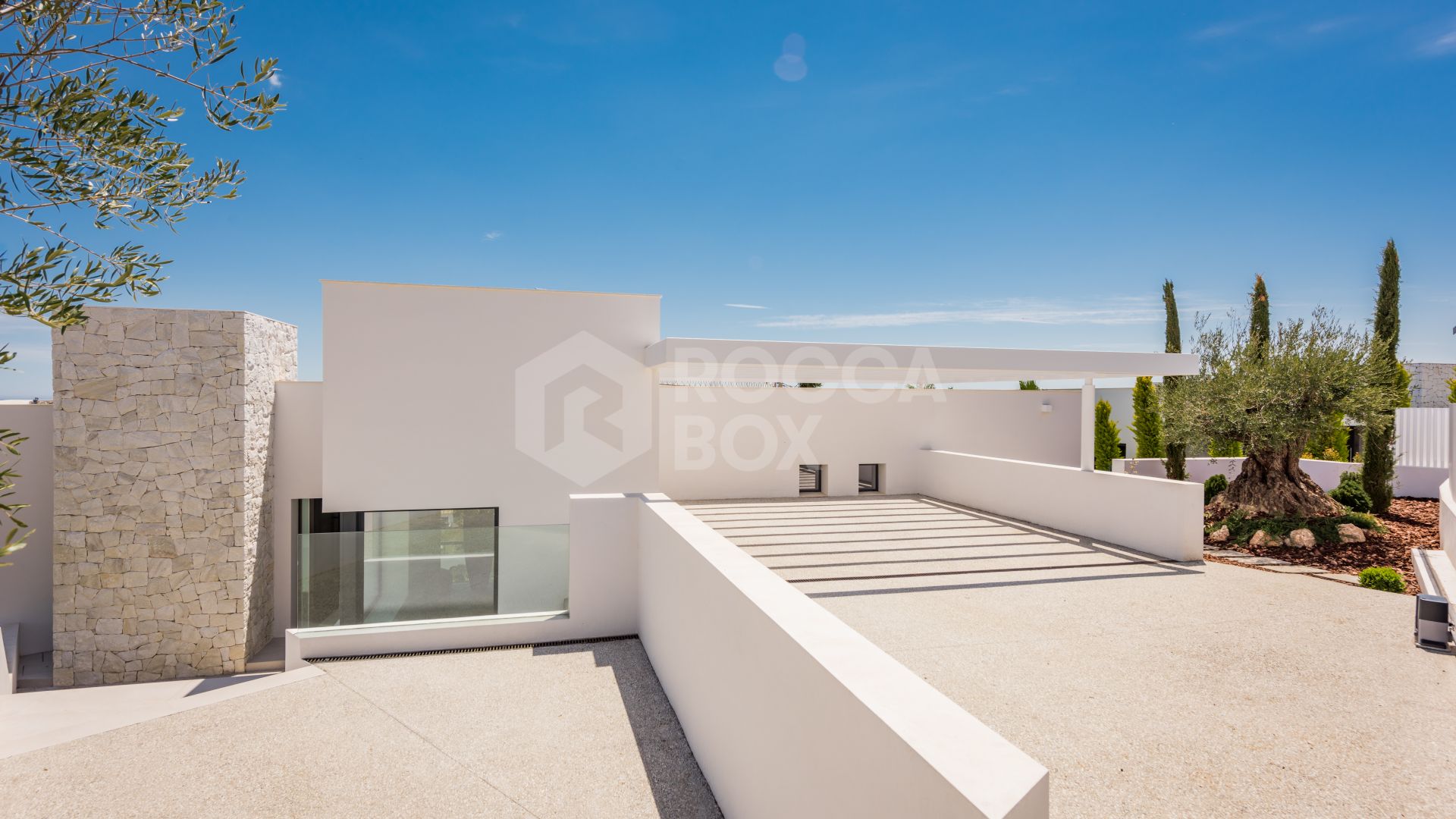 A SPECTACULAR 6 BEDROOM CONTEMPORARY VILLA WITH AMAZING VIEWS OF THE GOLF AND MEDITERRANEAN.