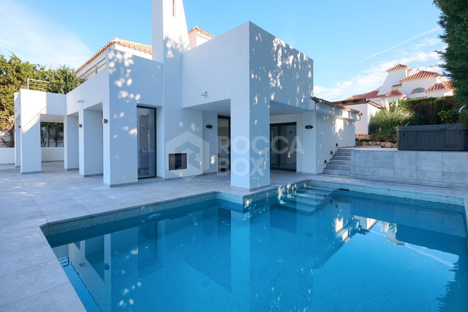 A MODERN VILLA FULLY RENOVATED IN NUEVA ANDALUCIA.