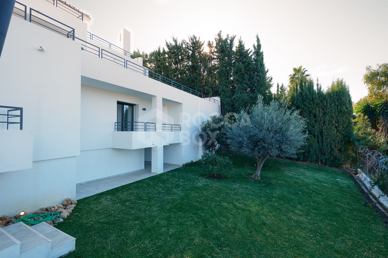 A MODERN VILLA FULLY RENOVATED IN NUEVA ANDALUCIA.