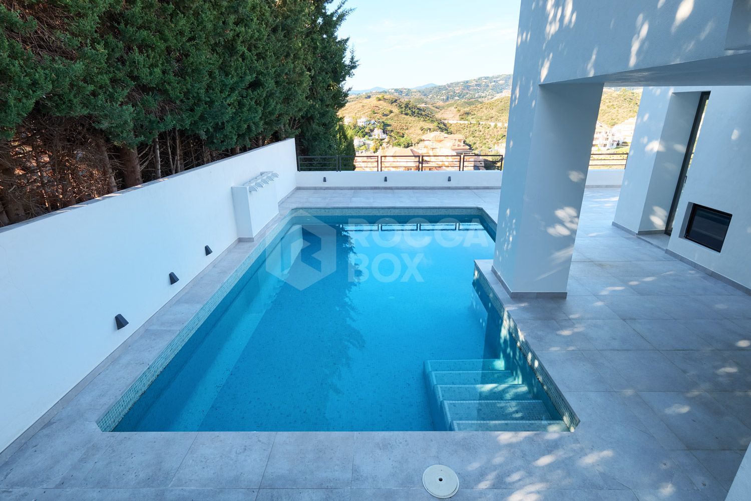 A MODERN VILLA FULLY RENOVATED IN NUEVA ANDALUCIA.